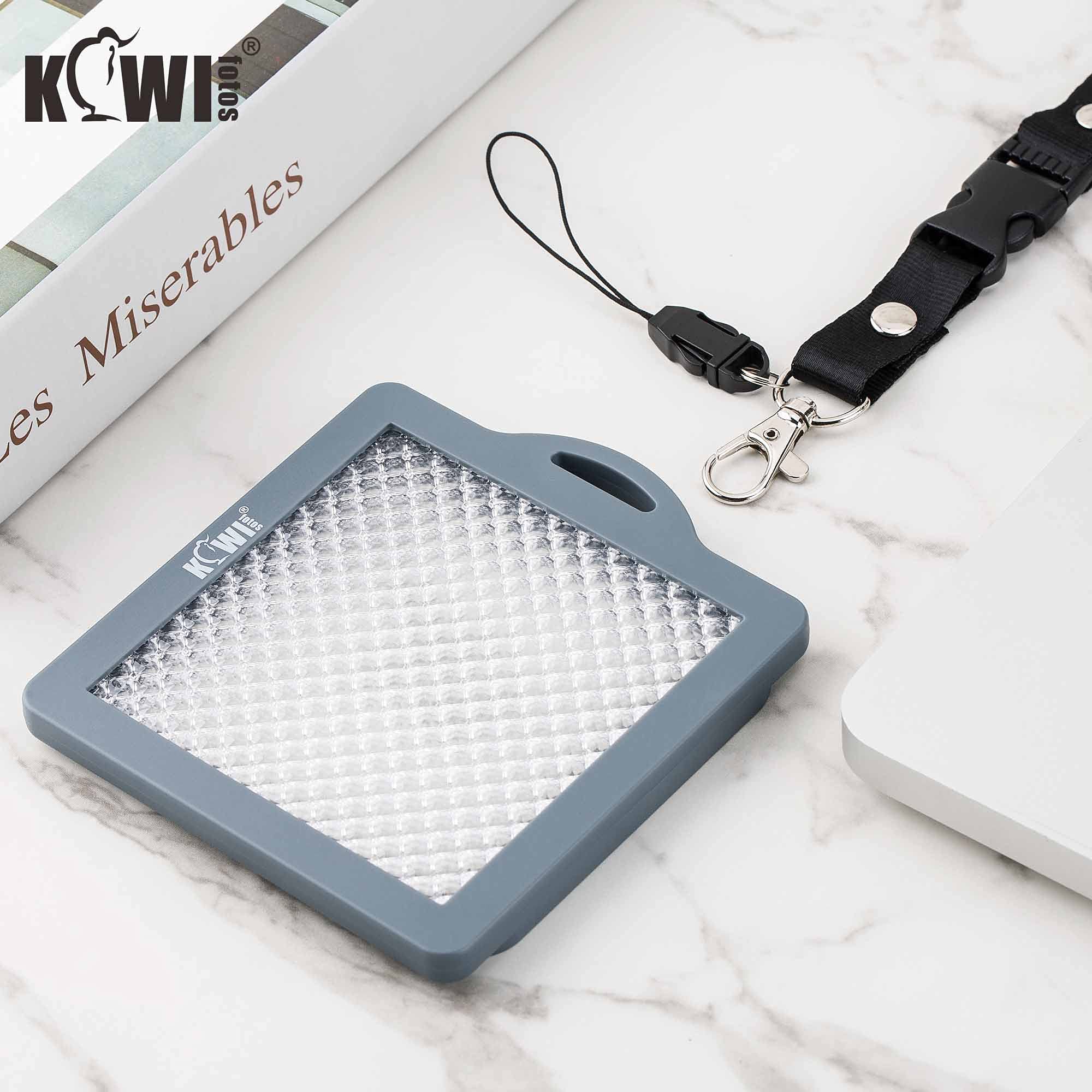 KIWIFOTOS 3"x3" Universale Resistente e Leggero Bilanciamento del Bianco Fltro con Cordino per Tracolla per Obiettivi fino a 82mm, Certificata 18% di Trasmissione per Misurazione come Grey Card