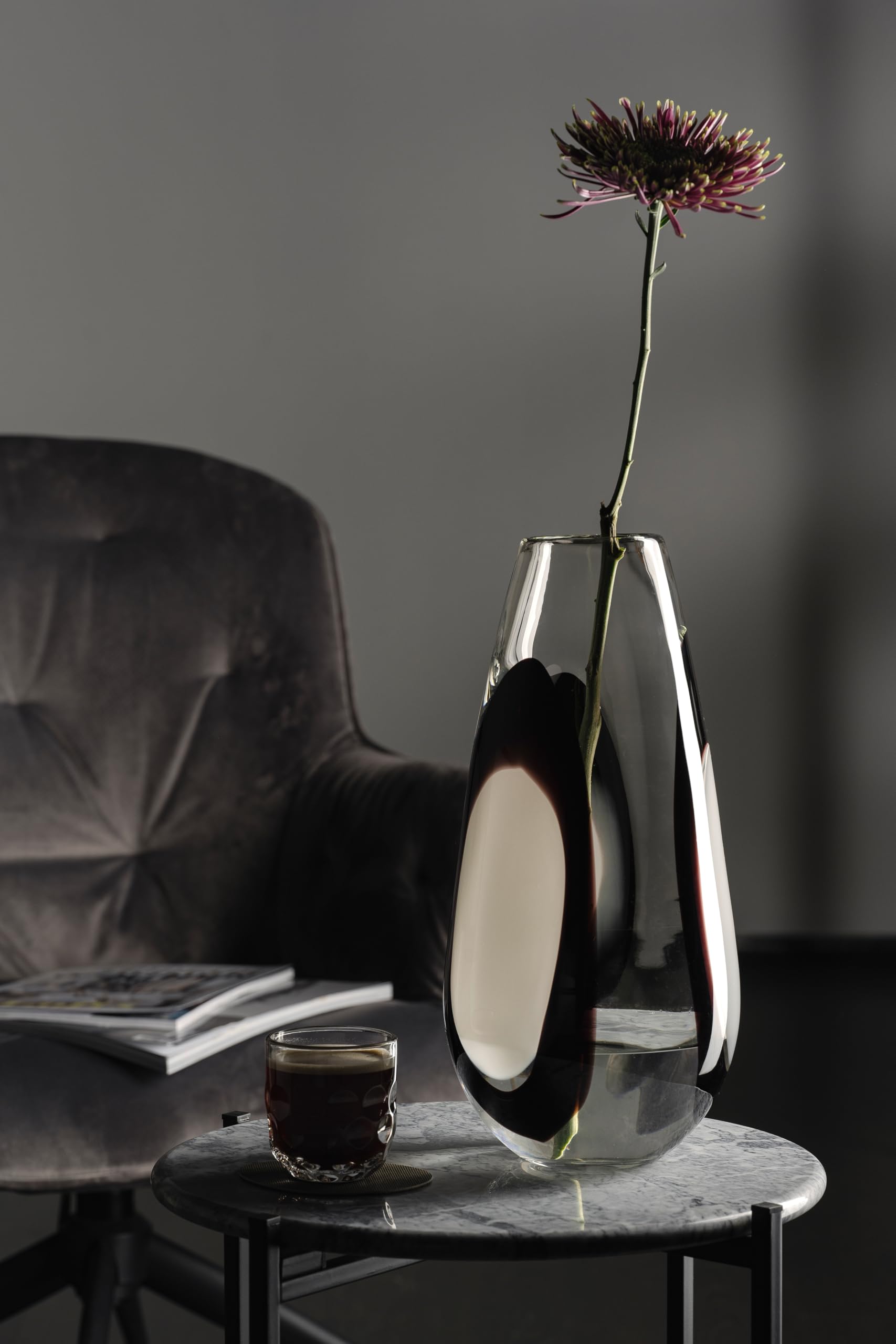 LEONARDO HOME OCCHI Bianchi Vase • 1 Stück • Designvolle Dekovase in Schwarz Weiß • ⌀8 cm • Wohnaccessoire für Moderne Tischdeko • Stilvolle Blumenvase • Höhe 37 cm • Mehrfarbig • 055296