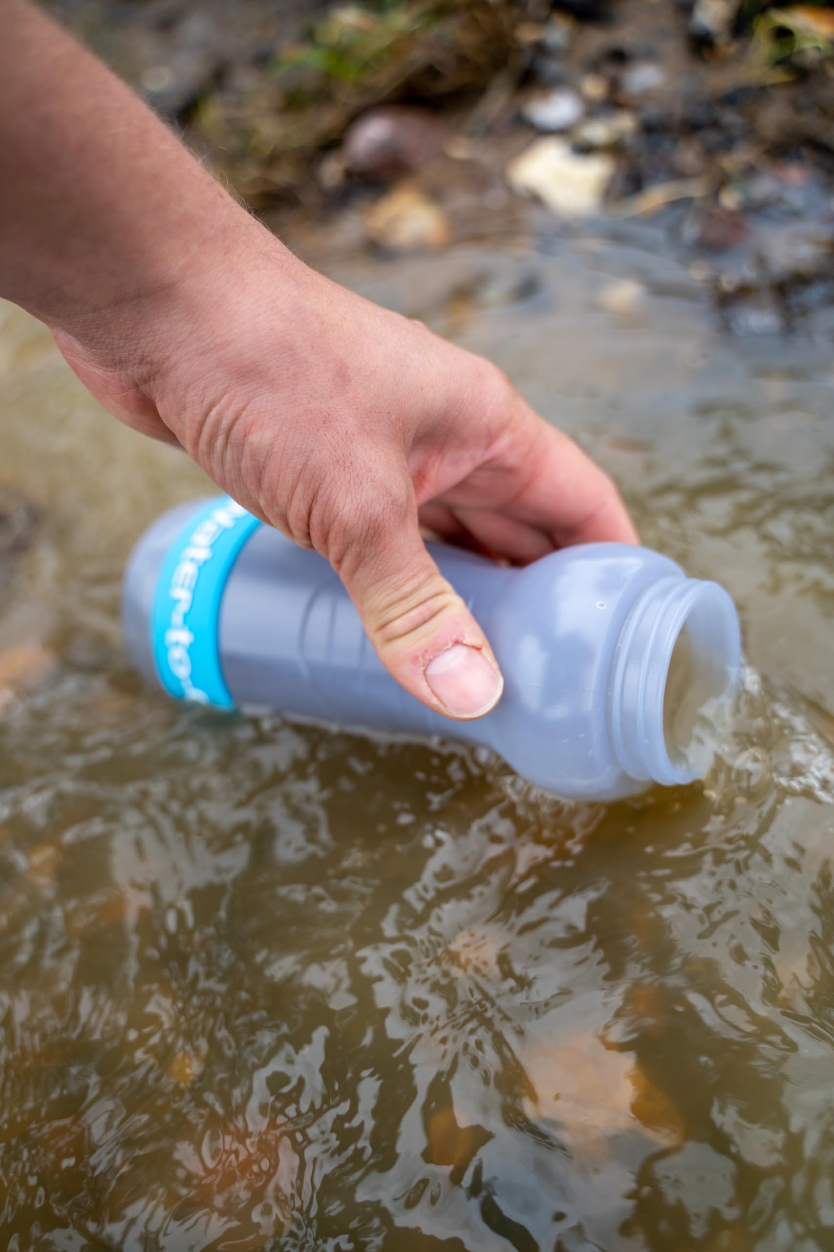 WATER-TO-GO Trinkflasche 0,55 L mit Filter - Wasser direkt aus Fluss, See oder Leitung trinken | Ultraleicht & BPA-frei | 200L Filterleistung | Perfekt für Reisen, Kajak, Camping, uvm. (Schwarz)