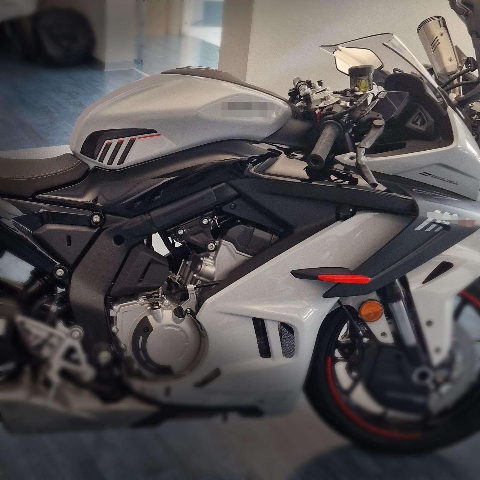 Resin Bike Kit Autocollant Moto Compatibles avec CF Moto 675 SR-R 2025-2026. Protection Grip de Réservoir Moto Contre Les Chocs et Les Éraflures. Kit Autocollant 3D Résinés Made in Italy