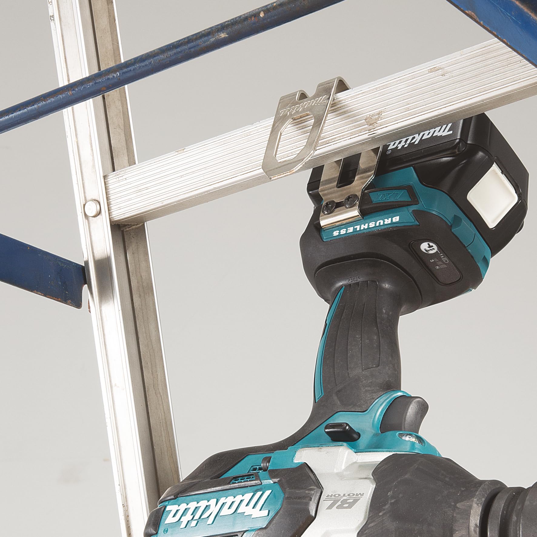 Makita DTW1002RTJ Akku-Schlagschrauber 18 V / 5,0 Ah, 2 Akkus + Ladegerät im MAKPAC