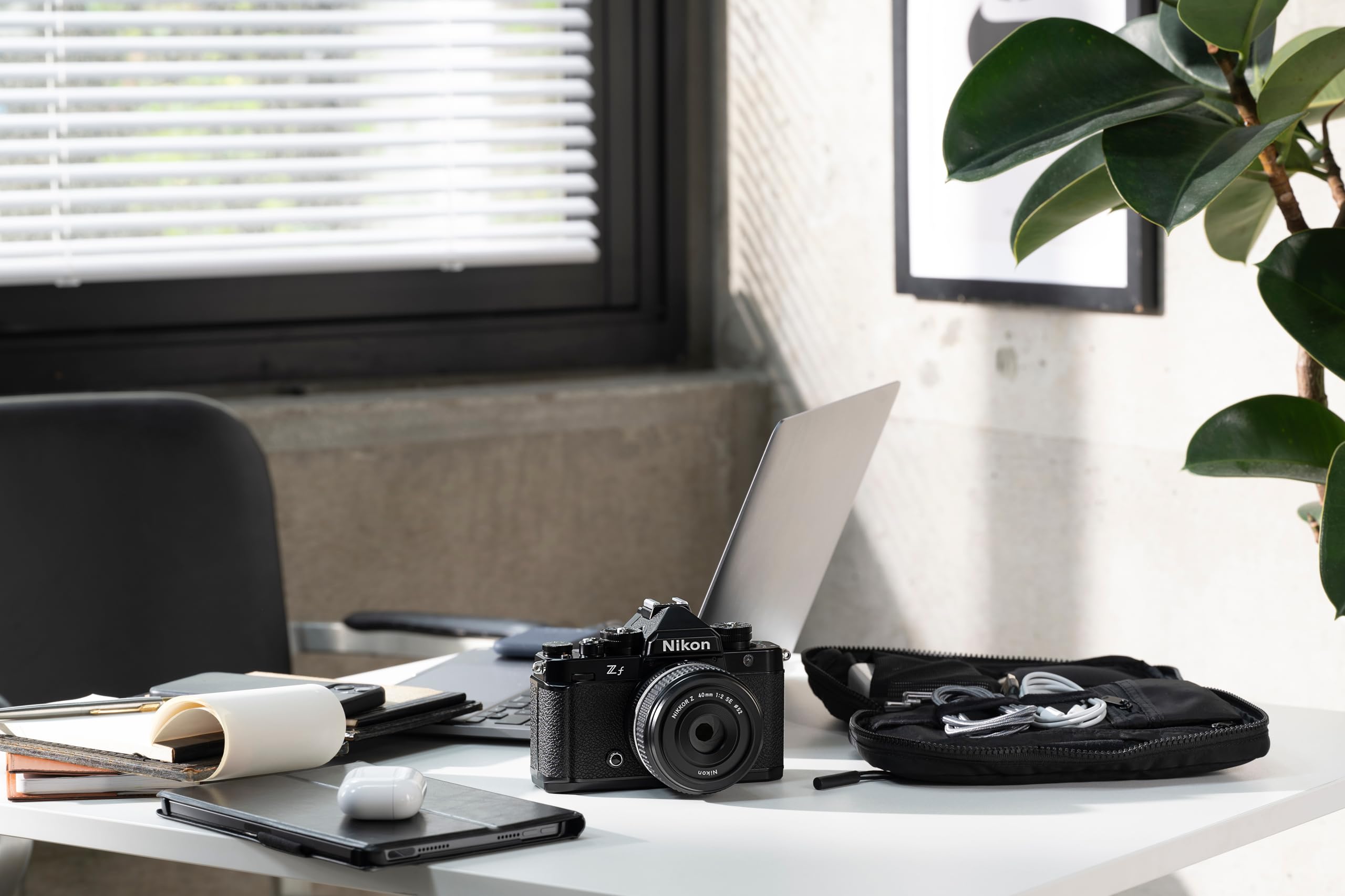 Nikon Zf + 24-70mm f/4 S + SDXC 128GB, Fotocamera Mirrorless, Full Frame, 24,5 MP, Monitor Angolazione Variabile [Nital V.I.P.: 6 anni di garanzia]