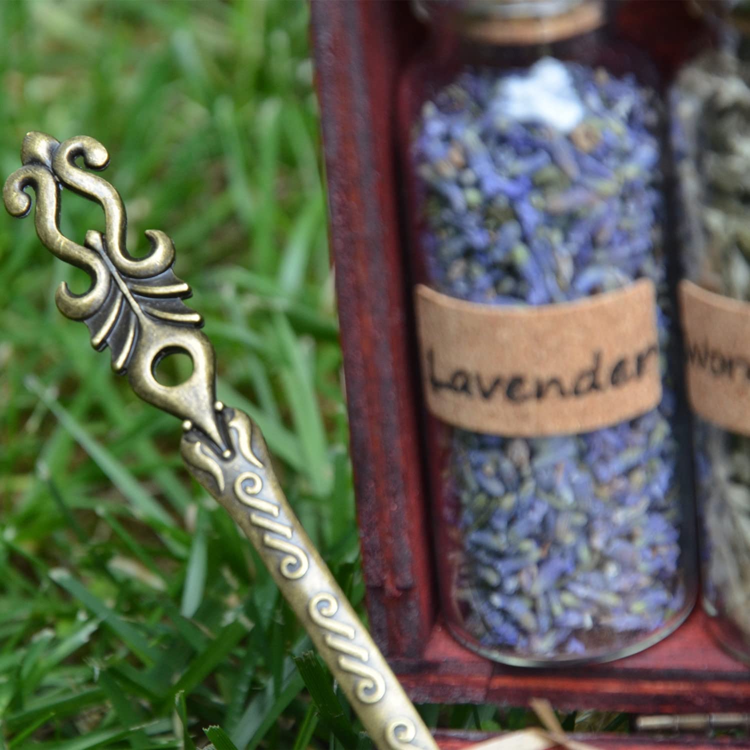 generico Witchcraft Kit - Una Scatola Vintage Include Set di Erbe e Bacchetta in Ottone e Set di Cristalli con Libro delle Ombre (Forniture per Altare Wicca)