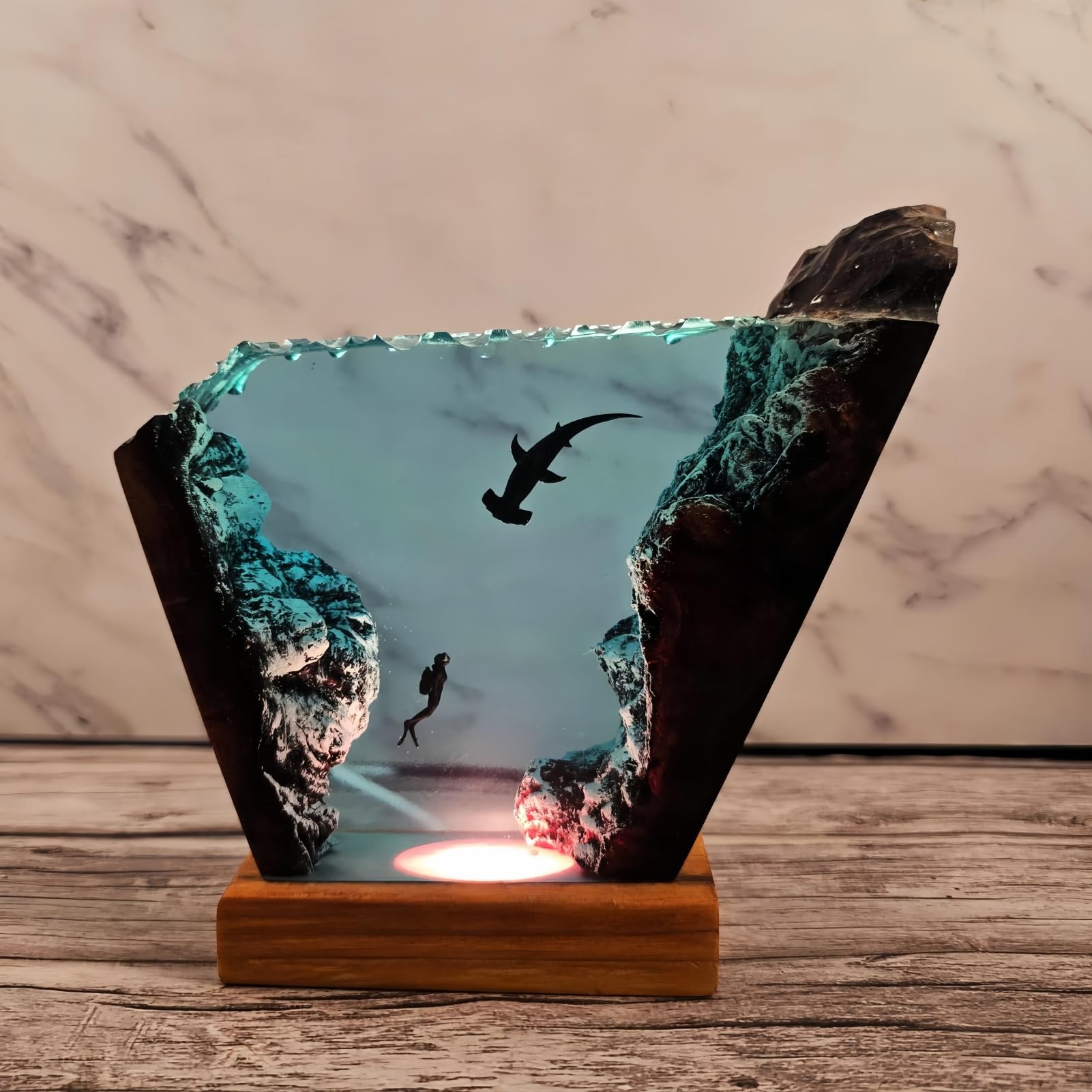 Drawelry 3D Harz Ozean Nachtlicht Tier Figuren Ornamente mit Holz Sockel Epoxidharz Marine Wale Haie Taucher Statue Mehrfarbige USB-Kabel Tischlampe für Wohnzimmer Schlafzimmer Kinderzimmer Deko (A14)