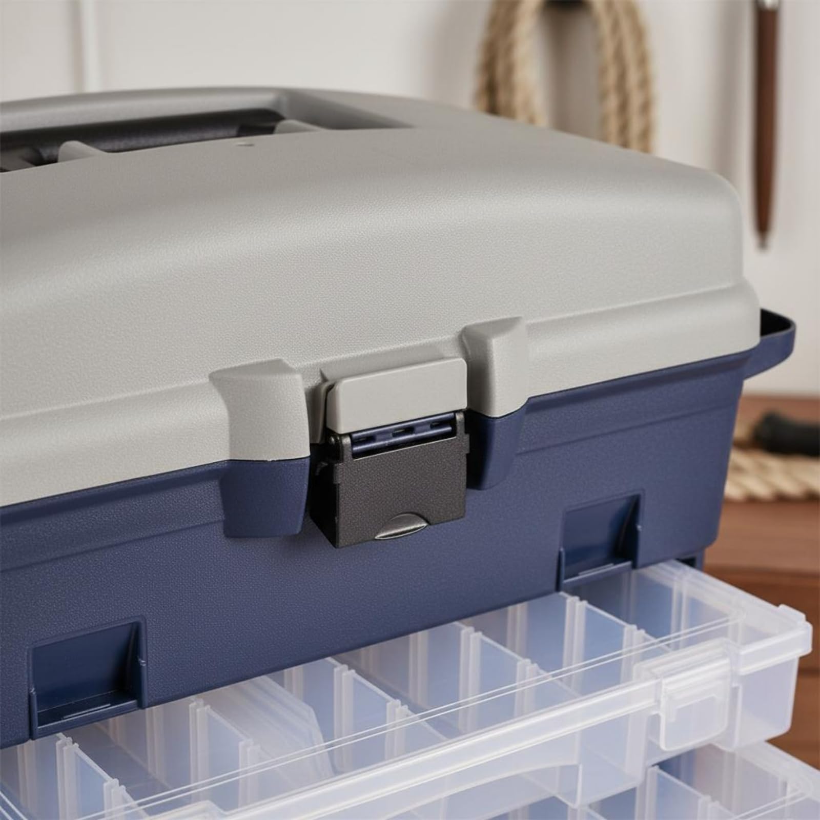 Milageto Angelkasten Köderbox Aufbewahrungsbox mit Mehrteiliger Innenstruktur aus PP für Schnellzugriff auf Köder Und Haken mit Tragegurt für Bootsfahrten Meeresangeln Wochenendtrips