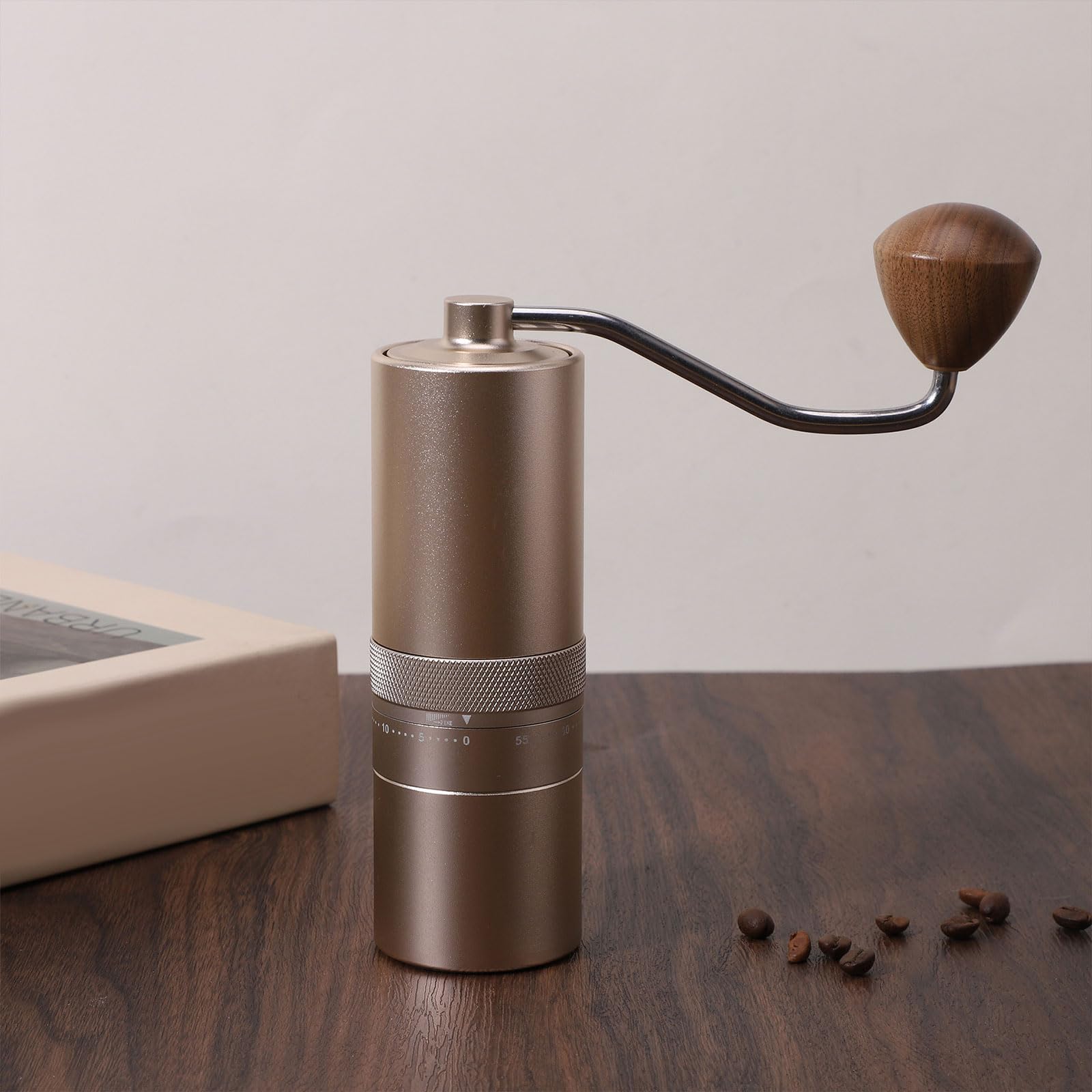 Molinillo de café ergonómico de funcionamiento manual con núcleos de cerámica mecanizados alemanes y diseño antideslizante en dos colores
