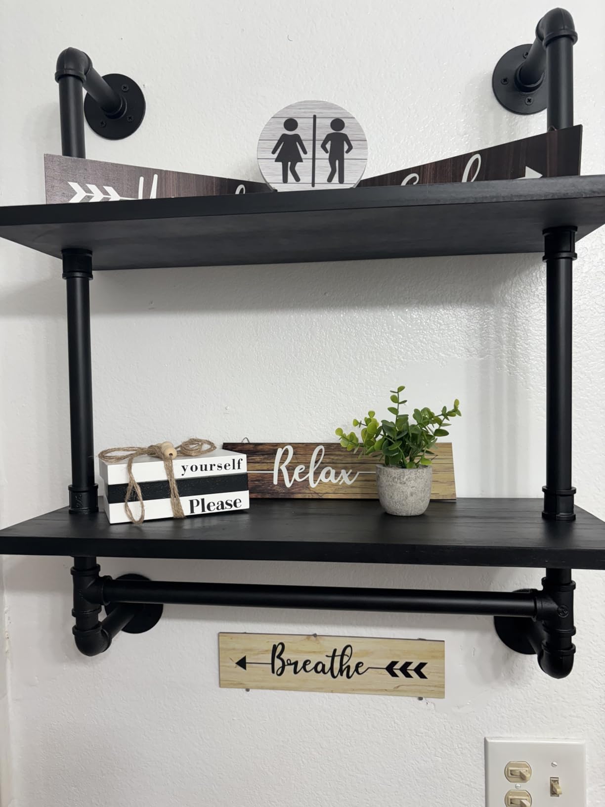 ROGMARS Estantes industriales de tubería, estantes flotantes negros de 24 pulgadas para baño con ganchos para toallero, estantes de pared de cocina, estantes de cafetería, estantes montados en la