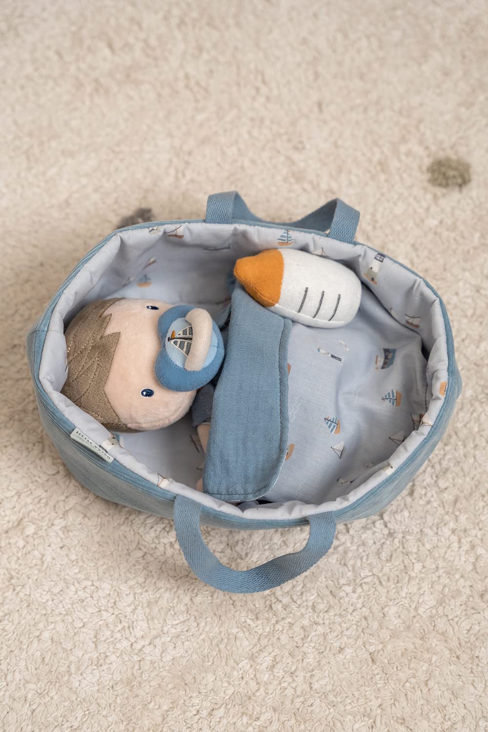 Little Dutch Sailors Bay 4554 - Muñeco de peluche con cesta de transporte y accesorios
