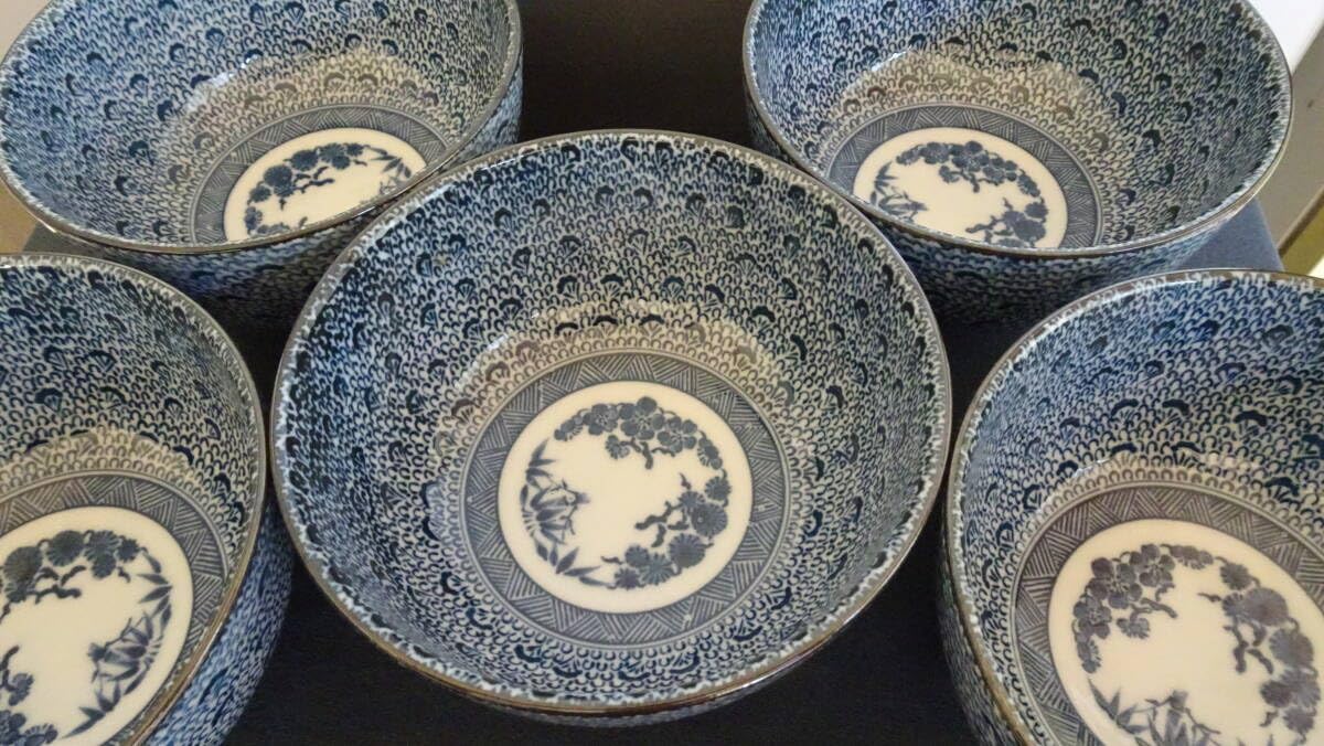 Amazon.co.jp: 有田焼 唐草紋 中丼 5客 ／ 昭峰 窯 （盆箸置き付き