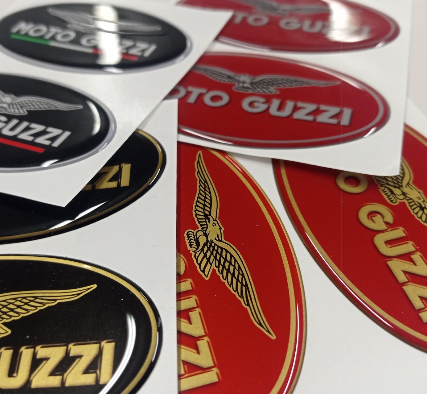 coppia adesivi per motocicletta resinati 3d dimensioni compatibili con modelli guzzi dimensioni: 85 x 50 mm (nero oro)