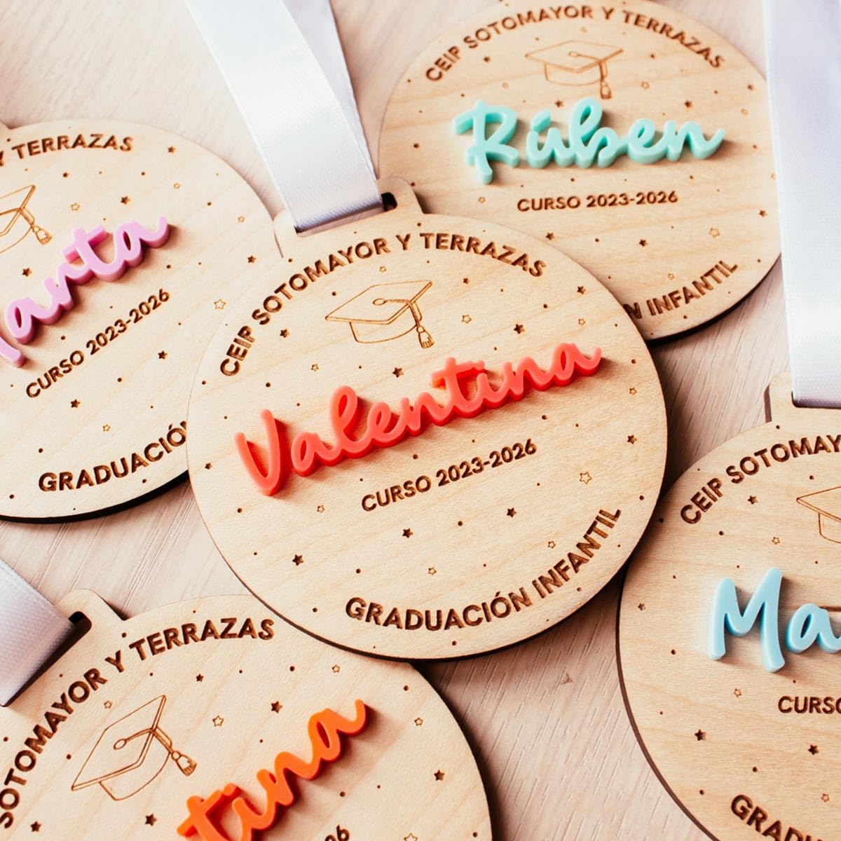 Medalla de Graduación Madera de Maple y Metacrilato, 8x8.75 cm, Personalizable