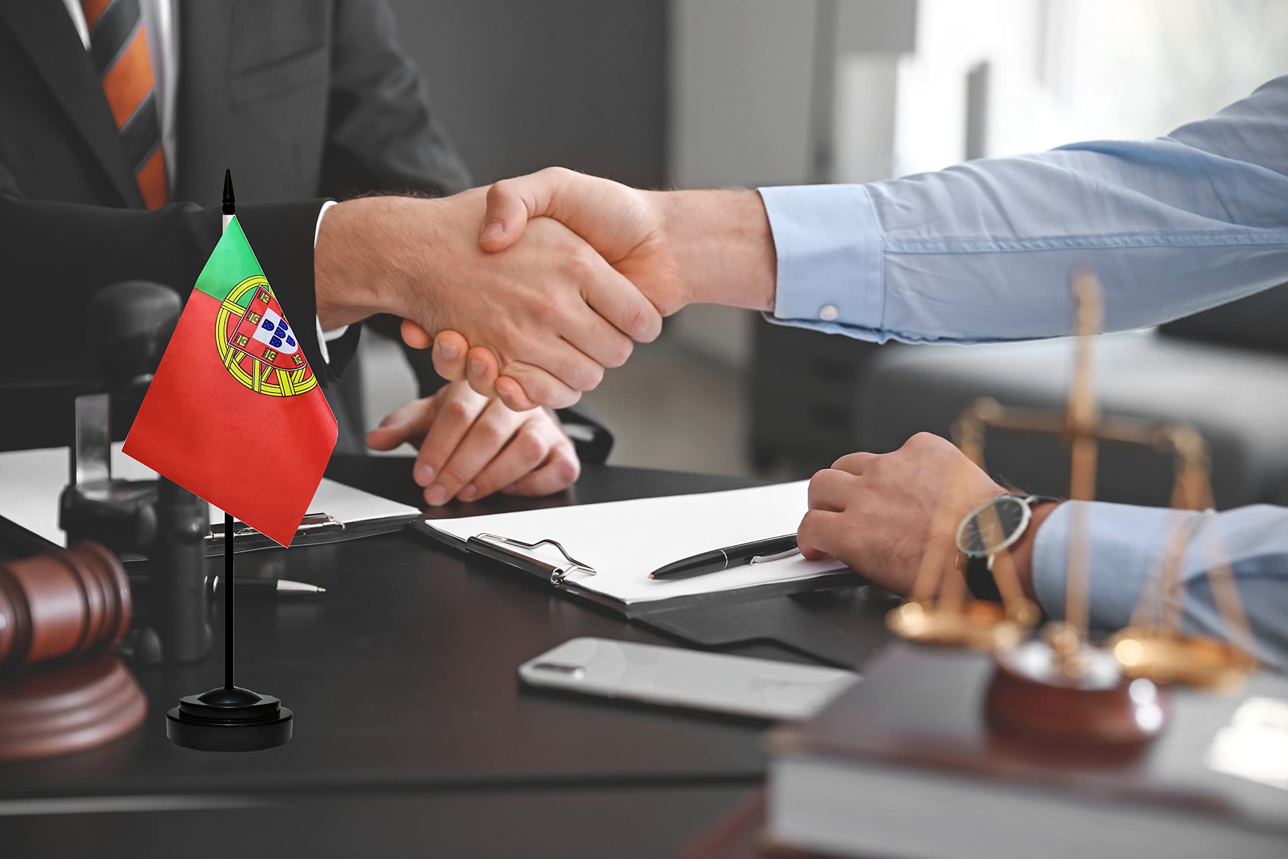 Lot de 2 drapeaux de bureau portugais de luxe avec mât solide, base noire et dessus en lance