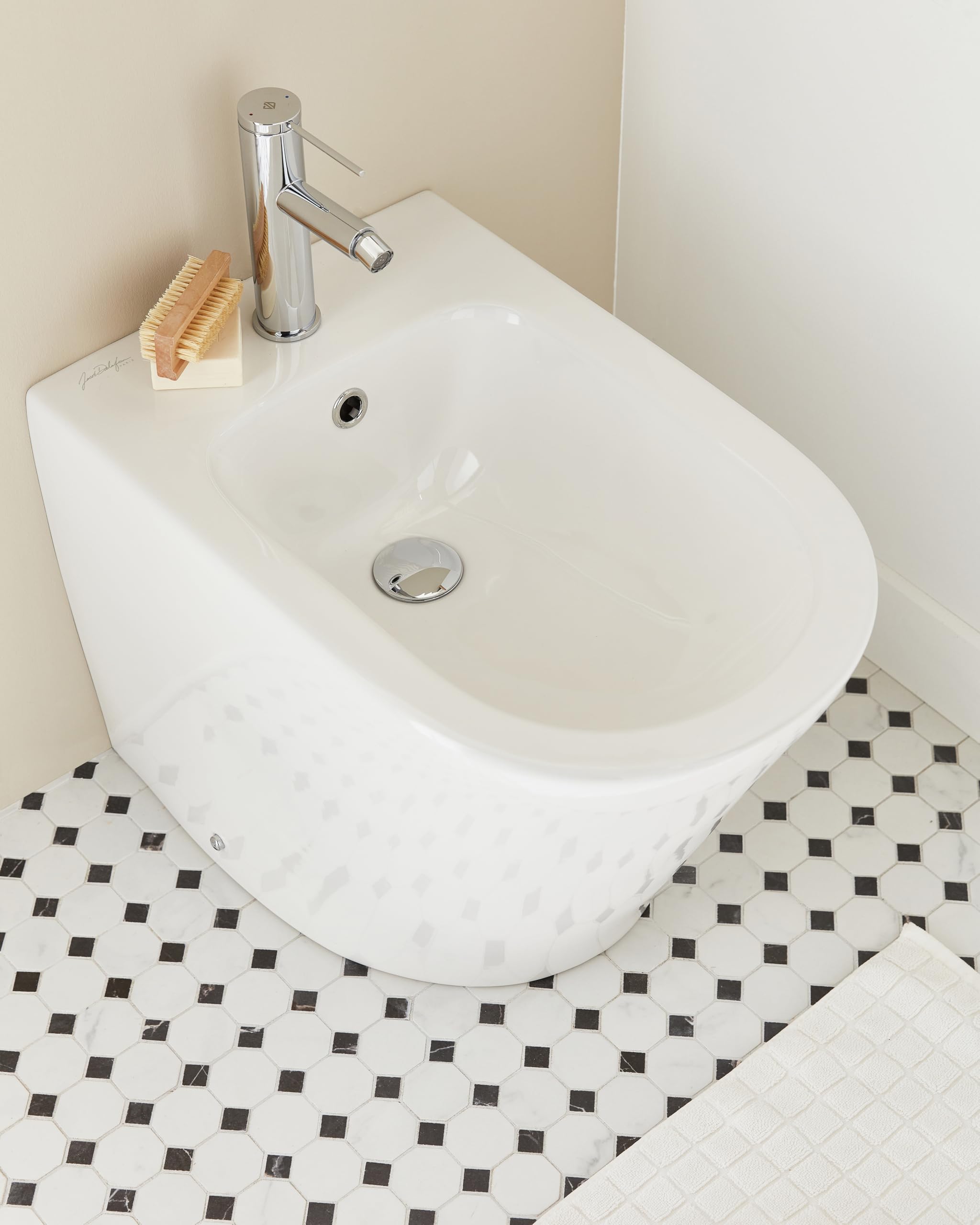 JACOB DELAFON Ceramiczny bidet do podłogi owiewka do ściany Łatwe czyszczenie i konserwacja Łatwa instalacja Kolor biały RODIN+ EBJ0002-00