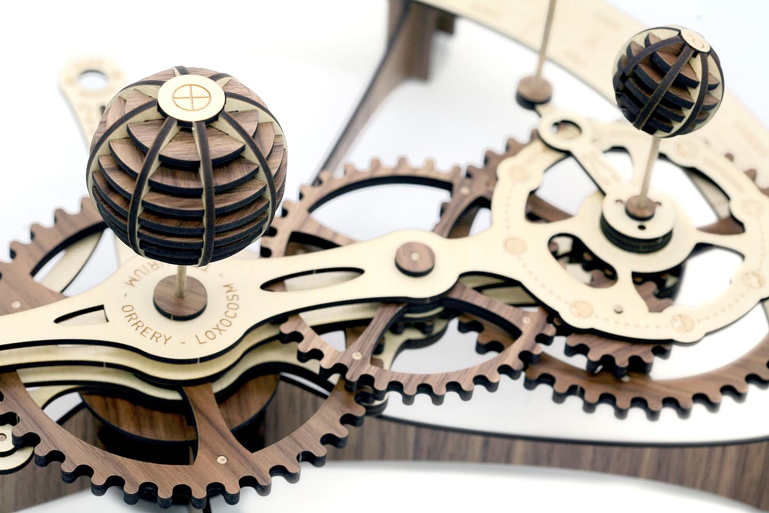Bausatz Tellurium Deluxe: Detaillierter Holz-Modellbausatz eines funktionsfähigen Telluriums in der hochwertigen Deluxe-Ausführung..