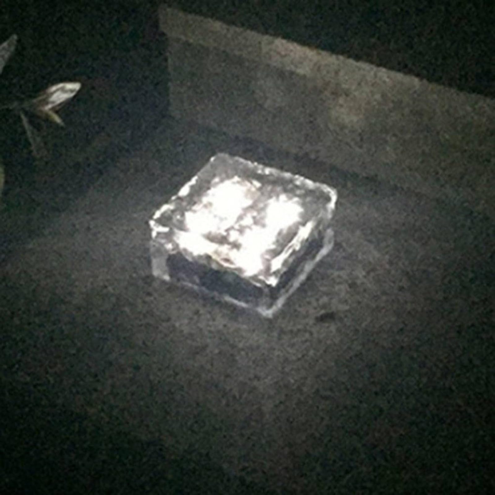 Confezione da 4 luci solari in vetro a forma di mattoni, impermeabili, con accensione e spegnimento automatici, per giardino, patio, vialetto, cortile (luce bianca)