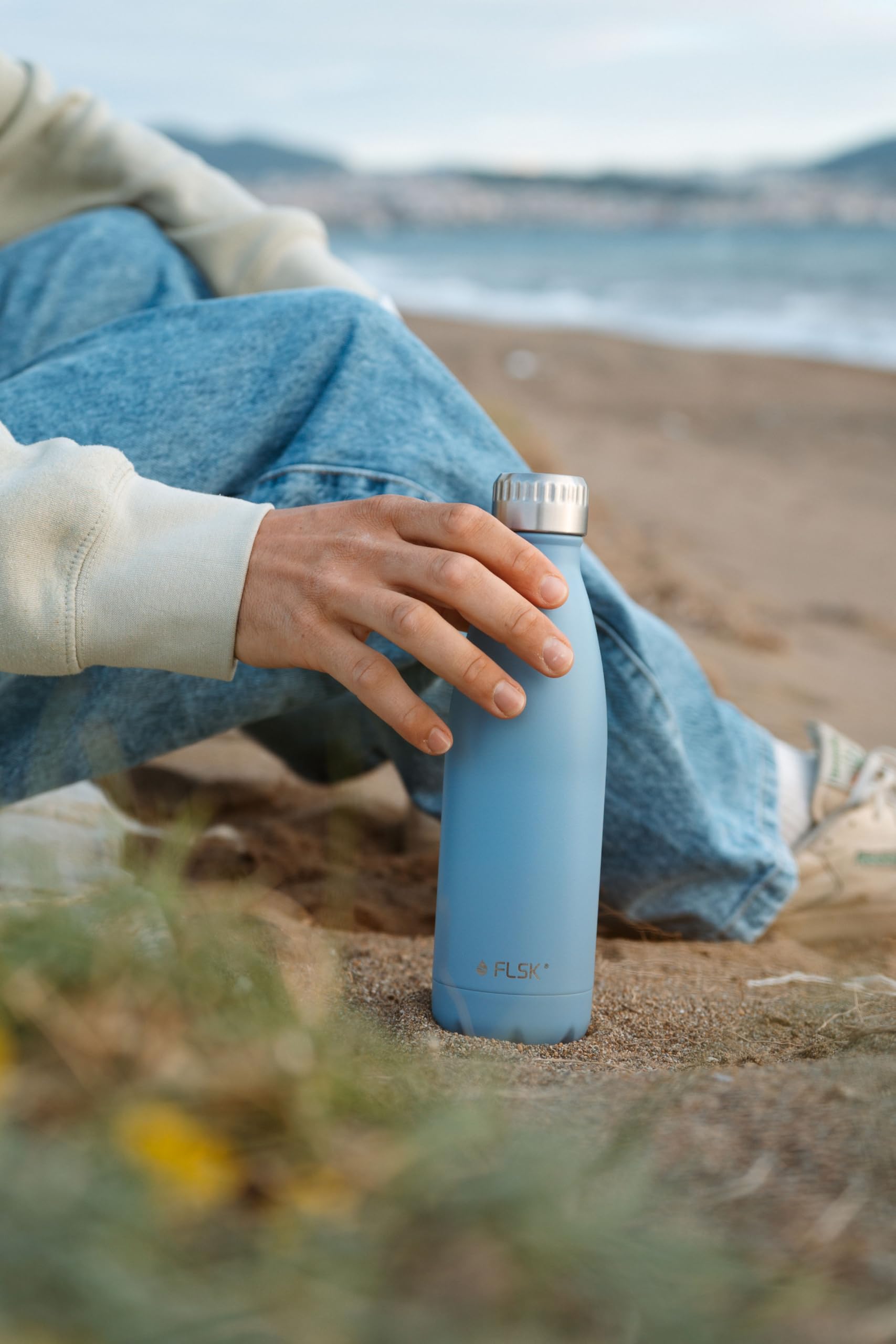 FLSK Trinkflasche – Premium Edelstahl Thermosflasche – 100 % auslaufsicher & kohlensäuregeeignet – hält 24 h kalt & 18 h heiß – BPA-frei (denim, 750 ml)