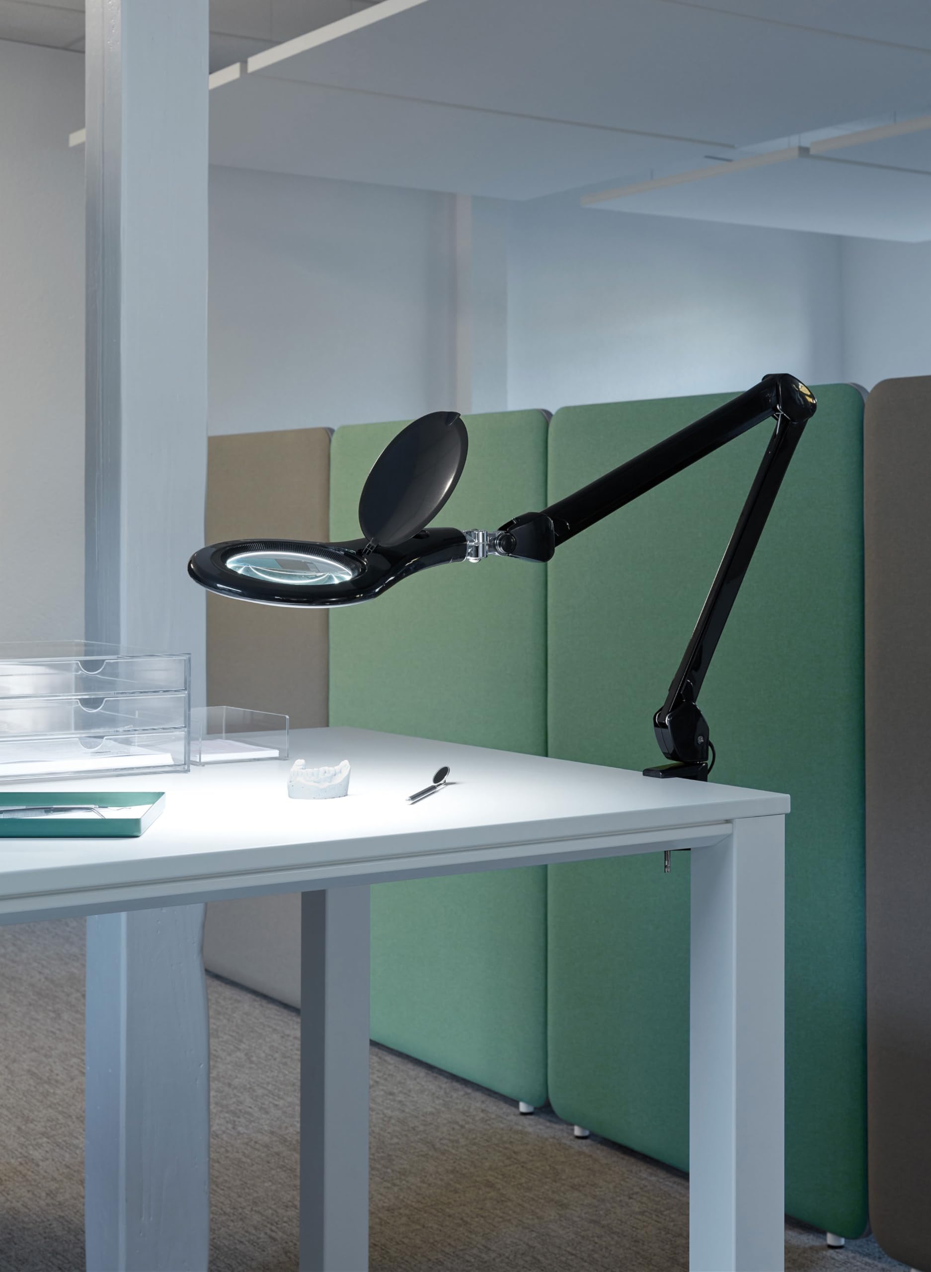 MAUL Lampa z lupą LED MAULmakro czarna z zaciskiem do warsztatu | precyzyjne detale 1.75x, jasne światło 6500 K, elastyczne ustawienie, stabilny uchwyt, osłona soczewki