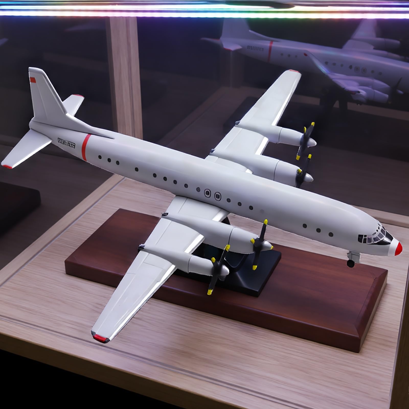 Modello aereo pressofuso lega IL-18 in scala 1:500 Decorazione tavolo alta precisione, espositore collezione alta qualità for libreria ufficio, for collezionisti