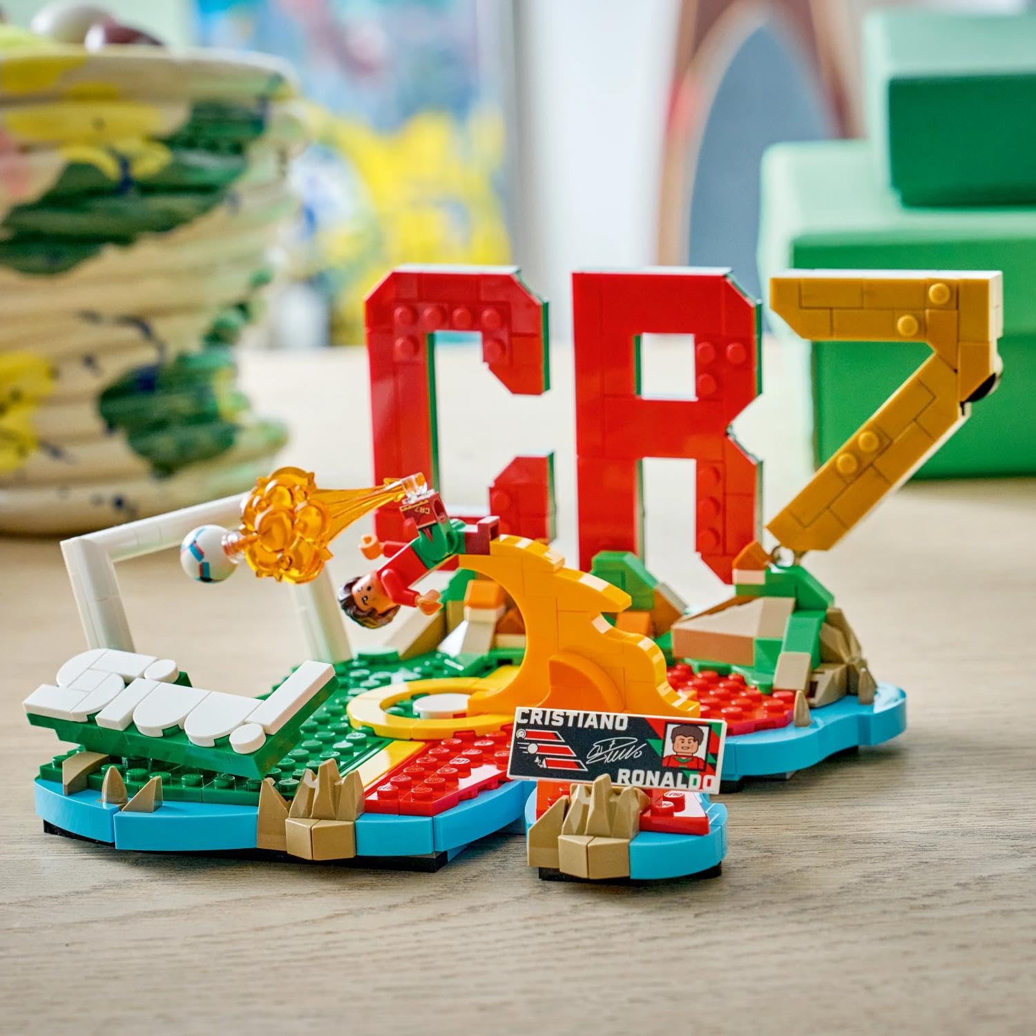 LEGO Editions Cristiano Ronaldo - Fußball-Highlights Spielzeug - 3D Modellbau mit Minifigur zum Sammeln - Kinderzimmer Deko - Geschenk für Jungen, Mädchen ab 10 Jahren und erwachsene Sportfans - 43012
