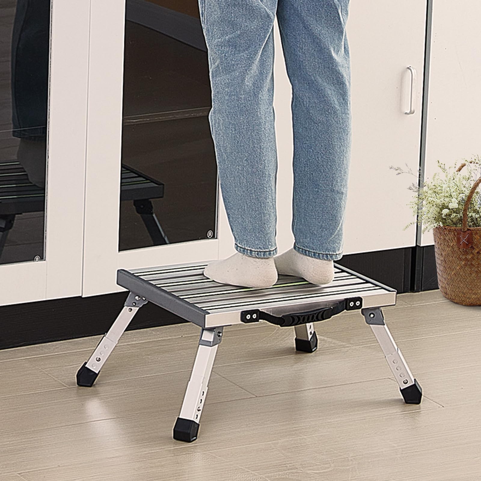 VEVOR Sgabello per Camper Pieghevole in Lega di Alluminio Altezza Regolabile, Sgabello Portatile con Ampia Superficie Antiscivolo Piedini in Gomma Strisce e Maniglia Riflettenti Carico max. da 150 kg