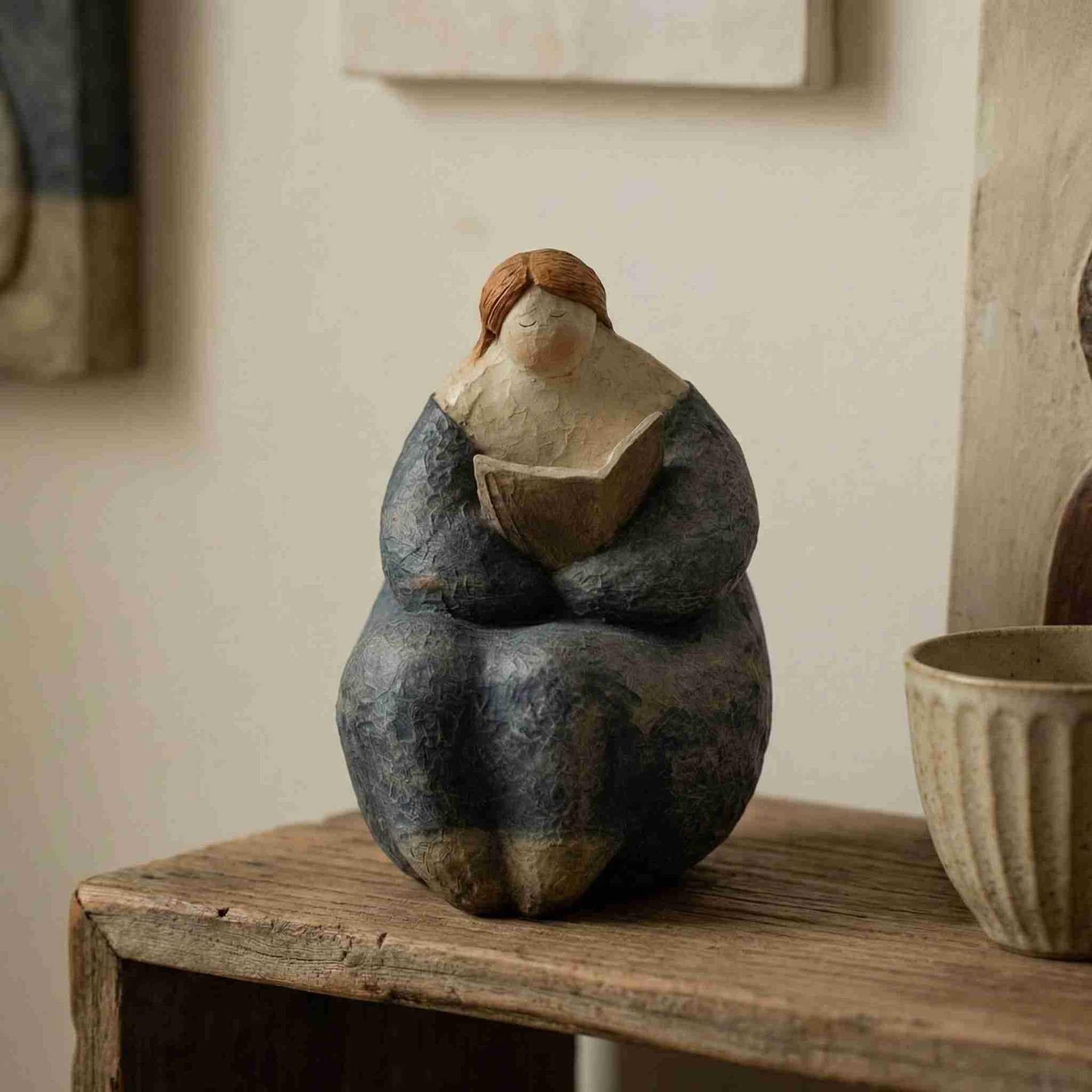Statuetta Donna Lettrice