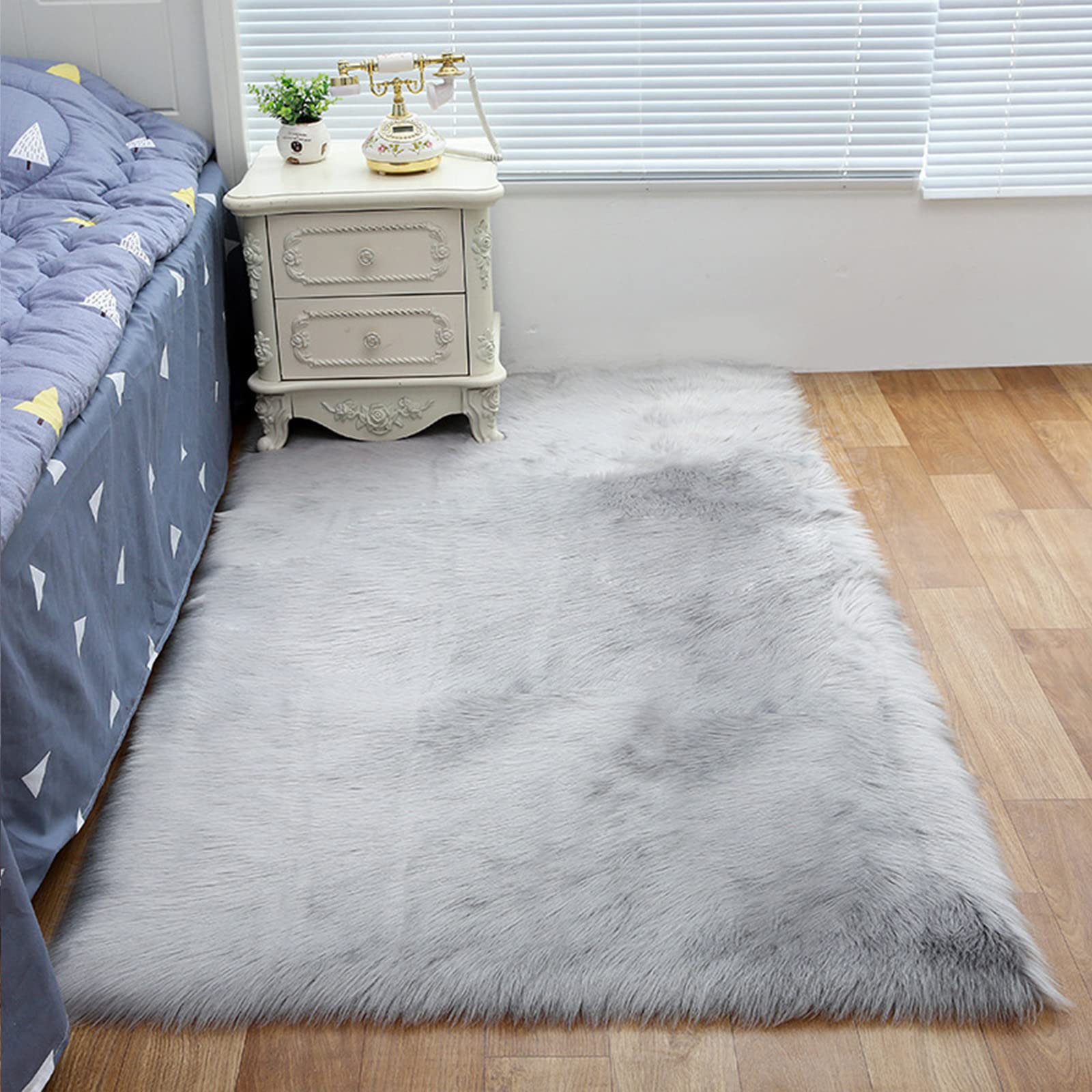 ZFHTAO Alfombras Pie de Cama Lavables 40x110cm, Artificial Alfombra de Habitacion Tapete Ultra Suave de Pelo Largo Adecuado para salón Dormitorio Rectángulo - Gris