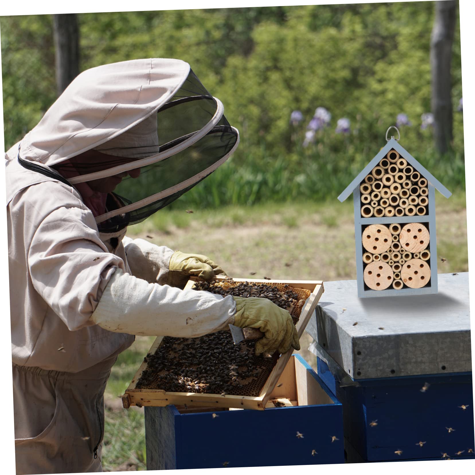 TOPBATHY Blaues Insektenhaus und Eisen Dekoratives Gartenhaus für Wildbienen Fertig Montiert mit Eisenhaken für Outdoor und Winter im Garten