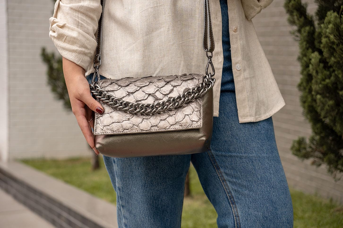 Bolsa Luna em Couro Legítimo de Pirarucu Sustentável, Alça Intercambiável, Tamanho Único – Marca Sool em promoção! Veja a oferta e mais achadinhos de Bolsas 9 Hoje é o melhor dia para comprar Bolsa Luna em Couro Legítimo de Pirarucu Sustentável, Alça Intercambiável, Tamanho Único – Marca Sool com aquele preço maroto! Promoção! Aproveite a oferta! 9