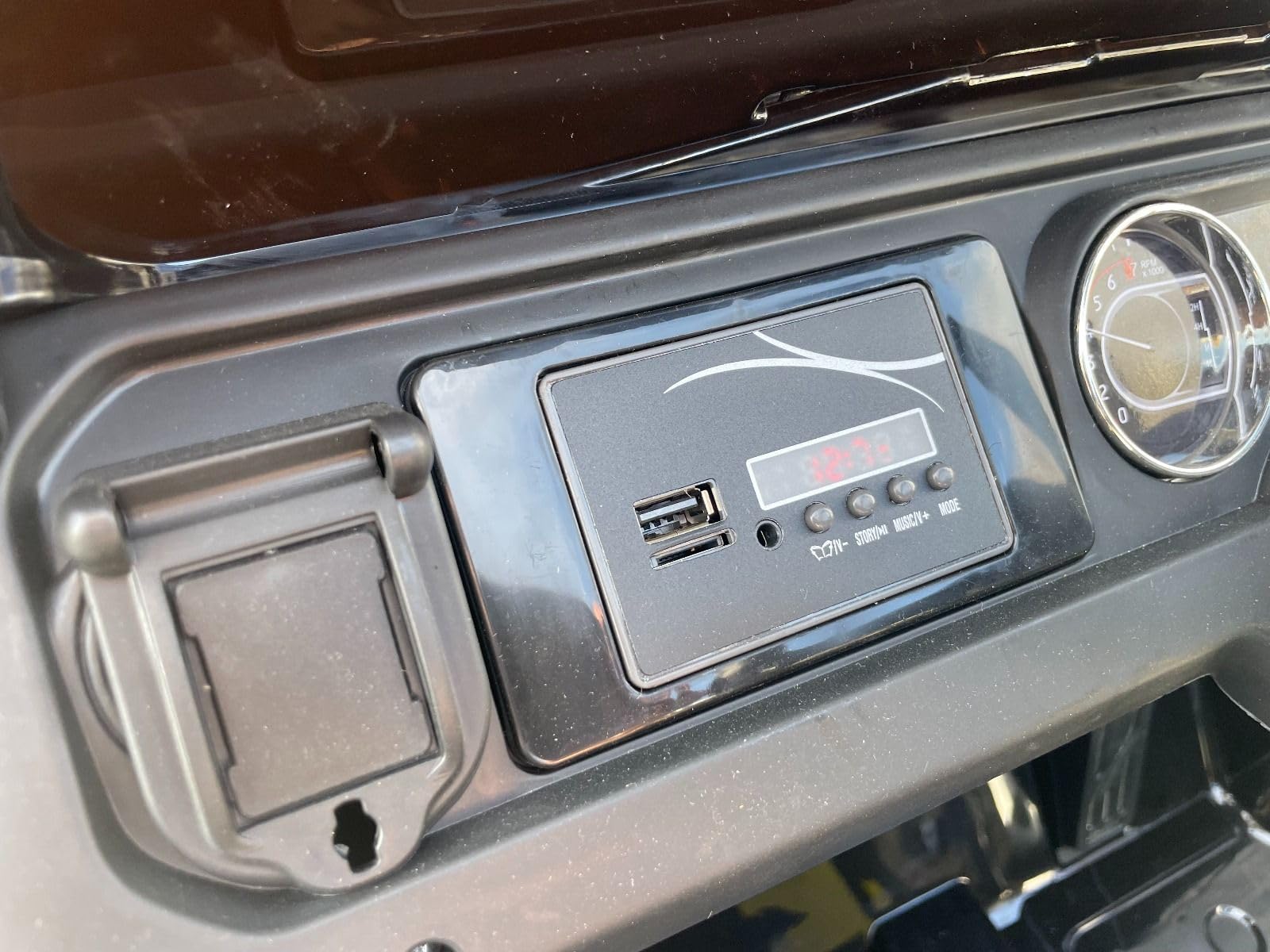 RIRICAR Samochód elektryczny dla dzieci 12 V J.E.E.P. Wrangler, różowy, dziecięcy samochód elektryczny 2-osobowy z pilotem zdalnego sterowania 2,4 GHz, radio z wejściem Bluetooth i USB, akumulator
