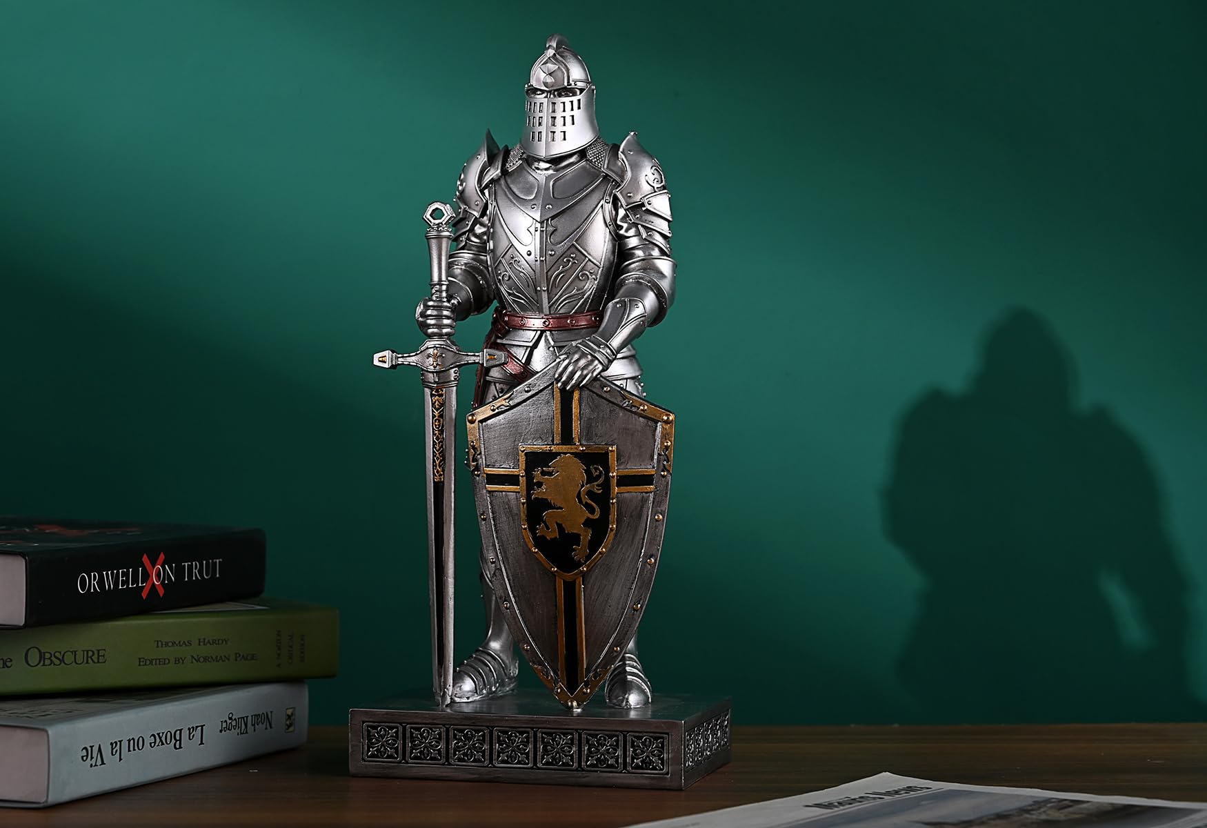 Cavaliere della Guardia del Re con Scudo, Accessori da Scrivania, Statua Cavaliere Medievale, Ornamento Fermacarte per ufficio e casa, collezione top come regalo, 32 cm (argento)