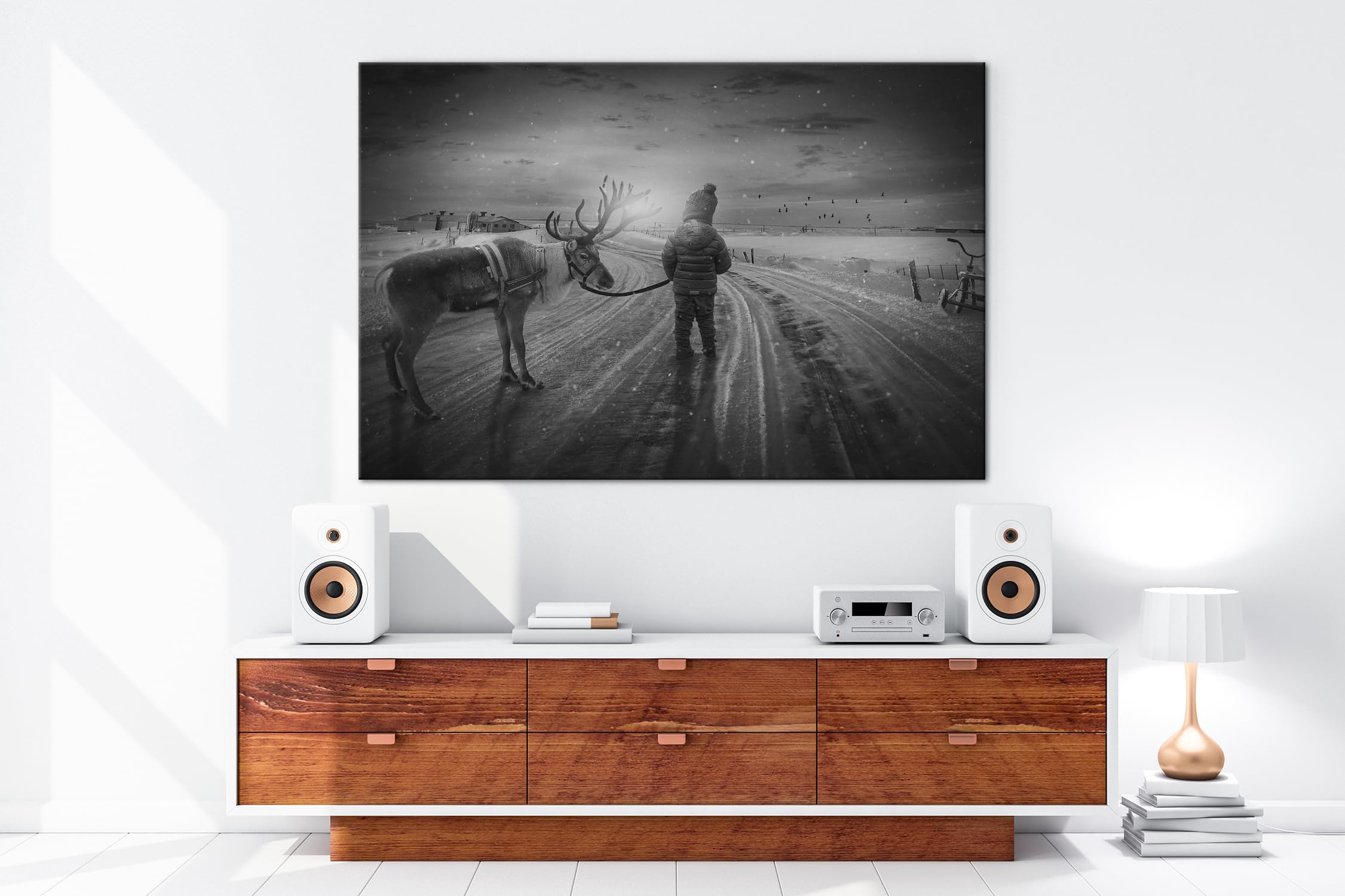 deyoli Viaje de invierno con un reno. Formato: 90 x 60 cm. Efecto: negro/blanco como lienzo, diseño enmarcado sobre marco de madera auténtica, impresión digital de alta calidad con marco