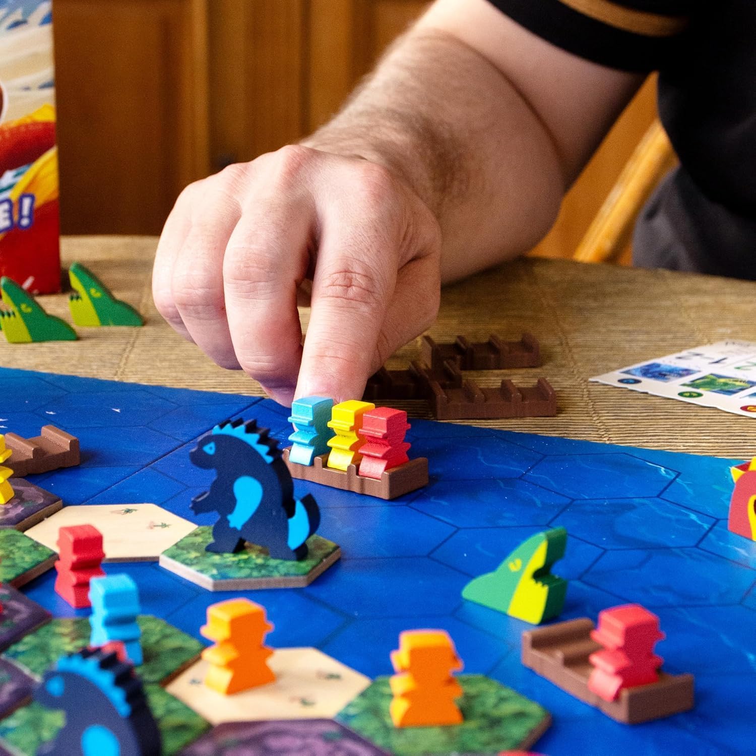 Survive The Island (Englisch; Edition 2024) – Brettspiele – spannendes Fluchtabenteuer mit neuen Monstern – Strategiespiel – ab 8 Jahren – 2 bis 5 Spieler – 45 Minuten Spielzeit – Hergestellt von