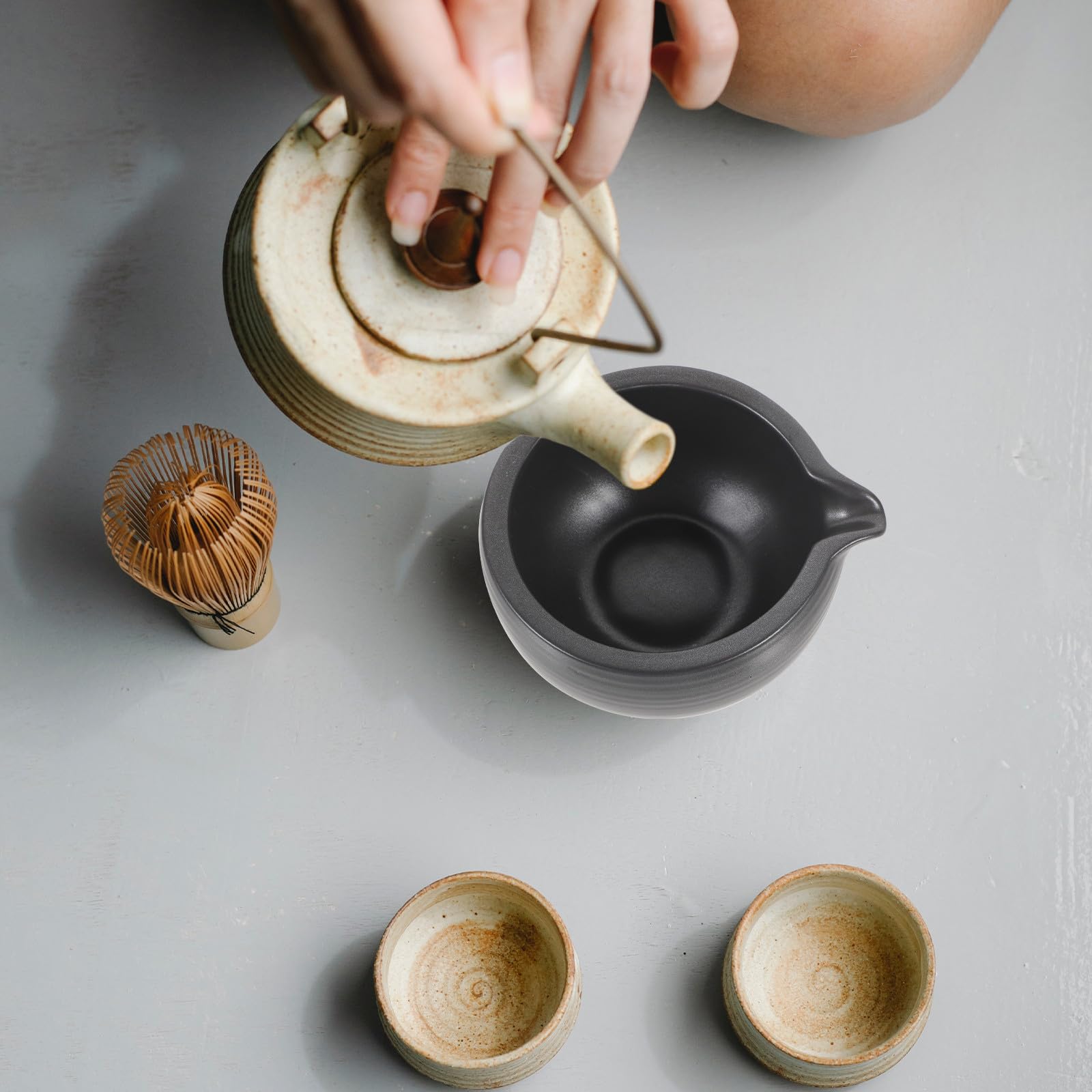 Didiseaon Traditionelle Japanische Matcha Schale aus Keramik mit Ausguss 525ml Fassungsvermögen Glatte Oberfläche und Filigranes Design für Teezeremonie und Teehaus