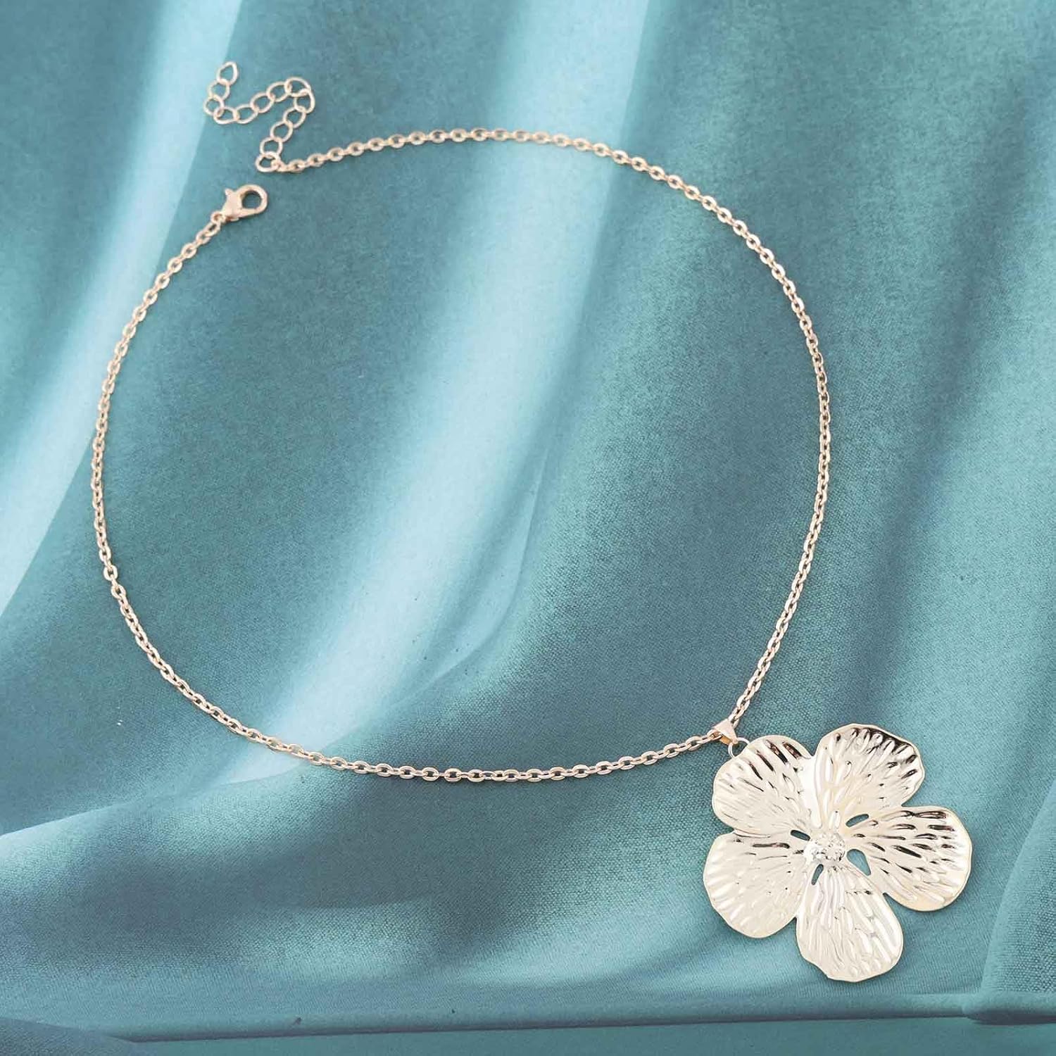 Bohemian Textured Floral Pendant Necklace Gold Metal Flower Choker Necklaces Hammered Floral Petal Chain Necklace Exaggerated Flower Petal Collar Necklaces Jewelry for Women - Image 4