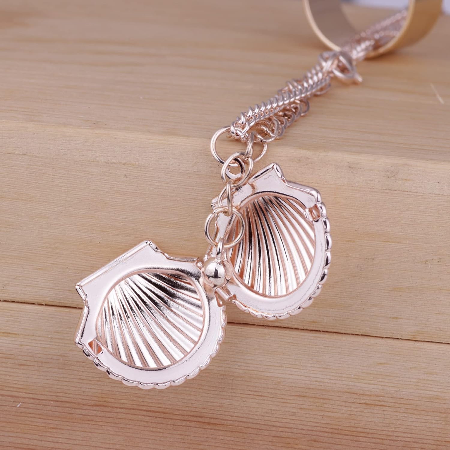 YangQian Shell Locket Necklace for Women Girls with Picture Photo Locket Necklaces Gifts for Women Kids Mermaid Halloween Costume Jewelry Necklace