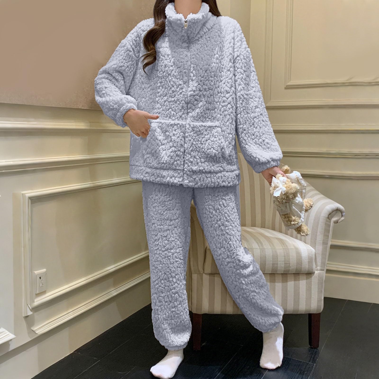 Pijama de Franela Suave de Invierno para una Ropa de Dormir térmica acogedora de Manga Larga con Elegante Estampado de Jacquard. Cómodo Conjunto de Dos Piezas para Noches frías.