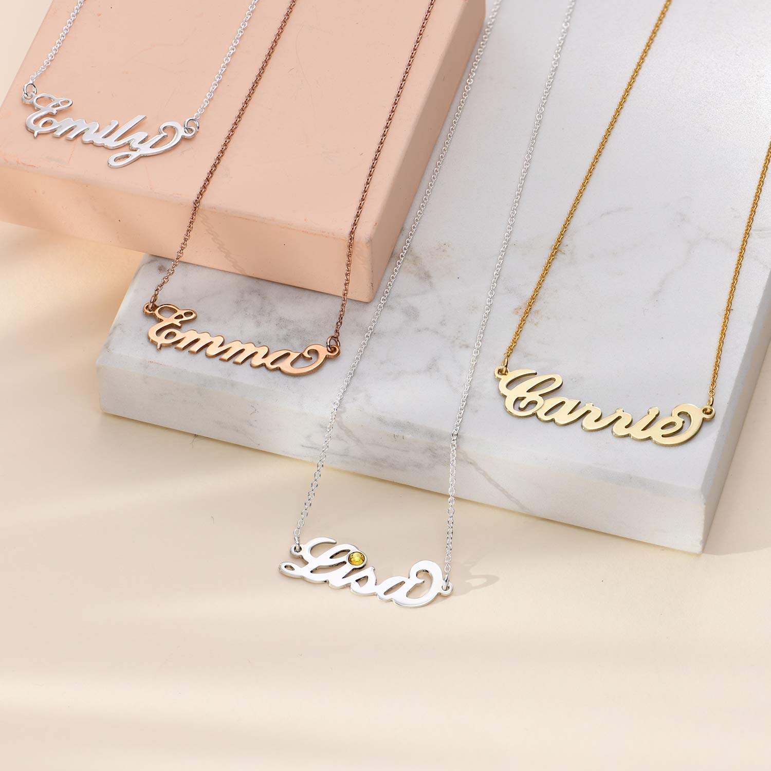 MYKA - Collana con nome Personalizzato con Ciondolo Piccolo Stile “Carrie” - Fatto su Misura Gioielleria - Regalo di Mamma - Regalo di Natale