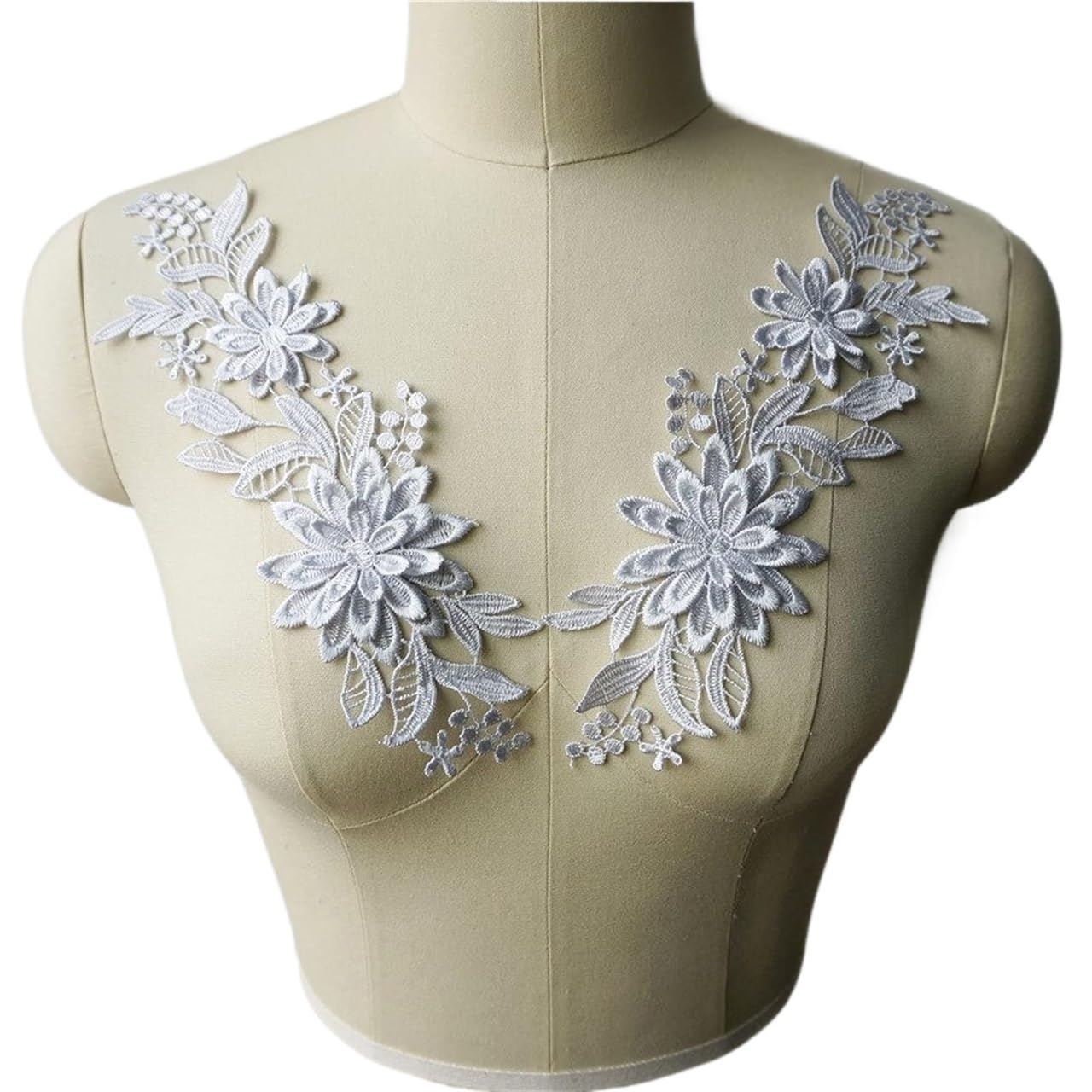 Applique en dentelle motif floral brodé gris pour customiser vêtement, col et robe en tissu