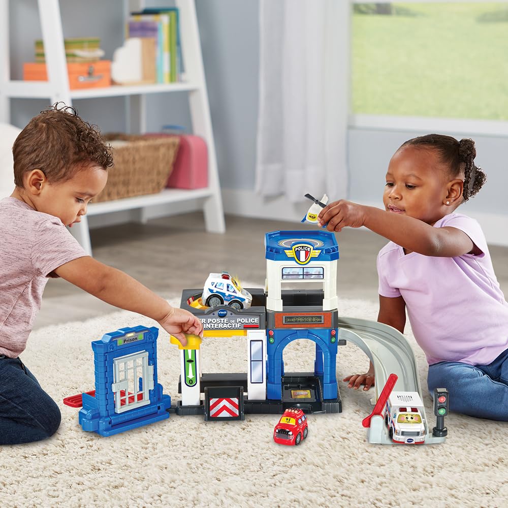 VTech - Tut Tut Bolides Série Pro, Super Poste de Police Interactif avec Voiture Chris Lieutenant de Police, Circuit Voitures, 3 Zones Magiques, Cadeau Enfant de 2 Ans à 6 Ans - Contenu en Français