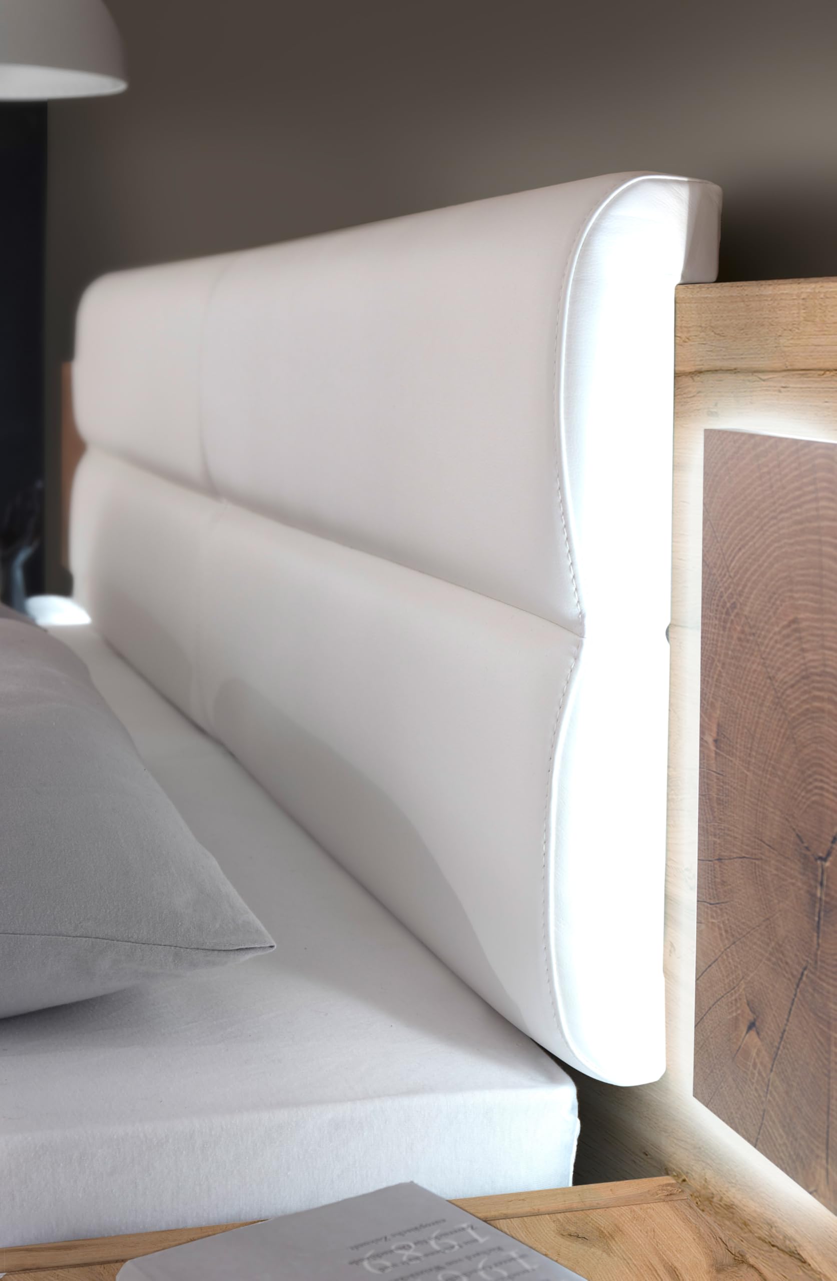 Stella Trading Capri Stilvolle Doppelbett Bettanlage mit LED-Beleuchtung 180 x 200 cm - Schlafzimmer Komplett-Set in Wildeiche-Optik, Weiß - 305 x 96 x 205 cm (B/H/T)