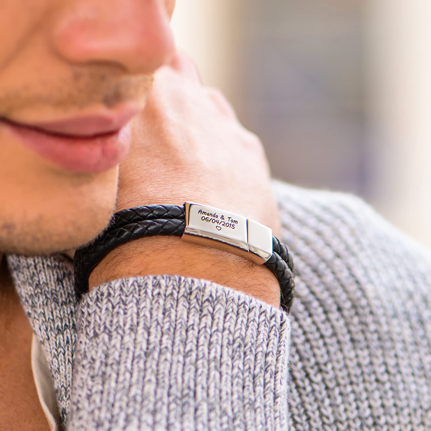 MyNameNecklace Bracelet pour homme gravé en acier inoxydable et cuir noir avec initiales personnalisables - Cadeau de fête des pères pour lui