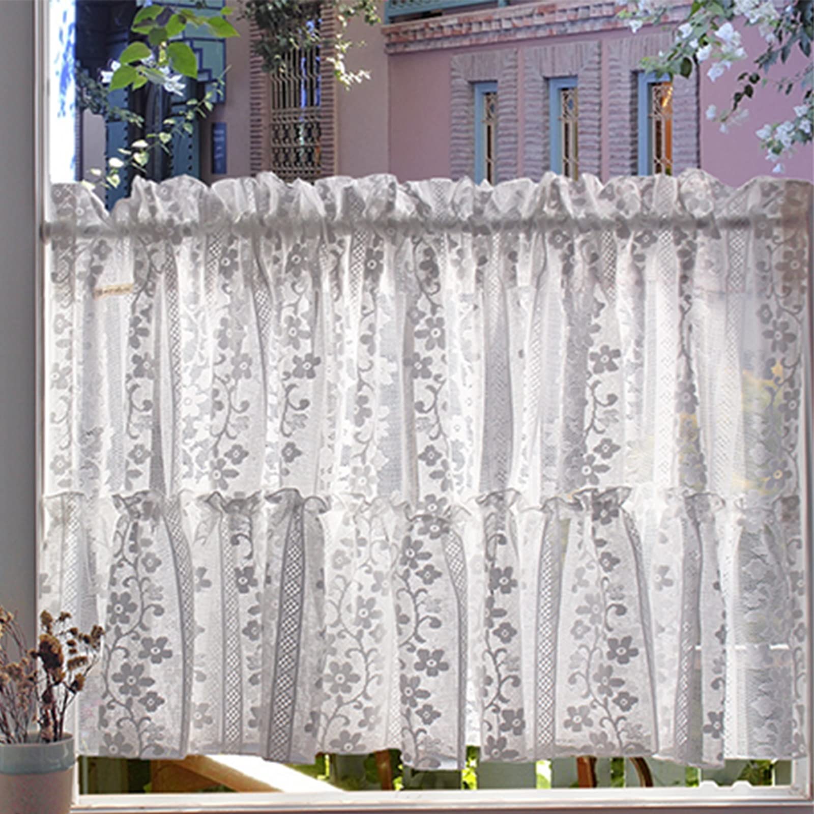 Rideaux brodés en dentelle contre le vis-à-vis : transparence et lumière blanche