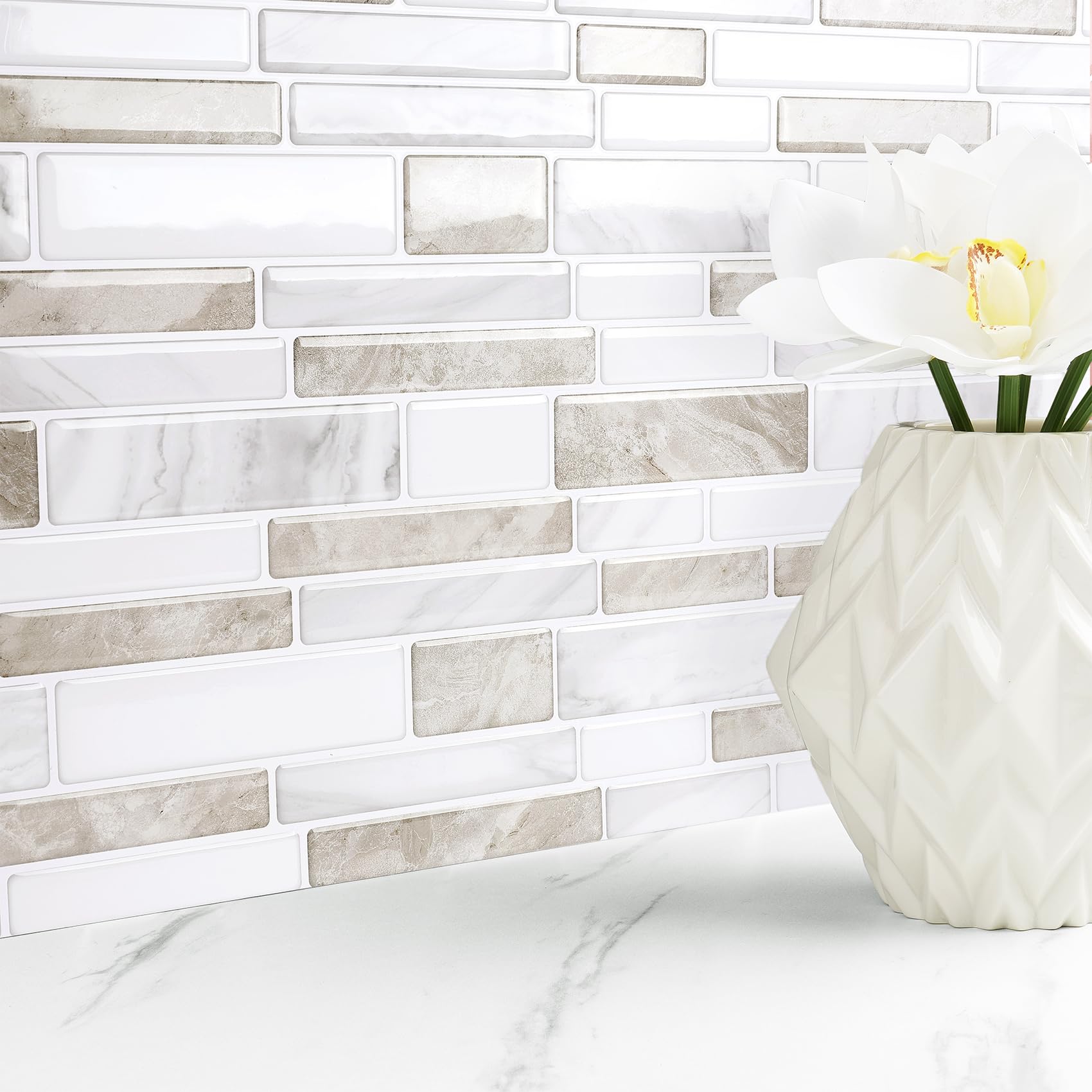 Livelynine Piastrelle Adesive Bagno Marmo Beige Paraschizzi Cucina Adesivo 3D Lavabile Mattonelle Adesive Cucina 3D Effetto Pietra Marrone Chiaro 30x30CM 32 Pezzi Adesivi Piastrelle Bagno Camino