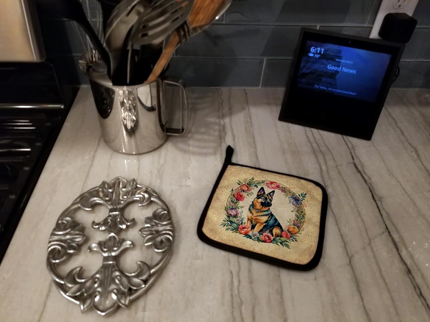 Caroline's Treasures German Shepherd and Flowers Pair of Pot Holders Kitchen Heat Resistant Pot Holders Sets Oven Hot Pads for Cooking Baking BBQ, 7 1/2 x 7 1/2