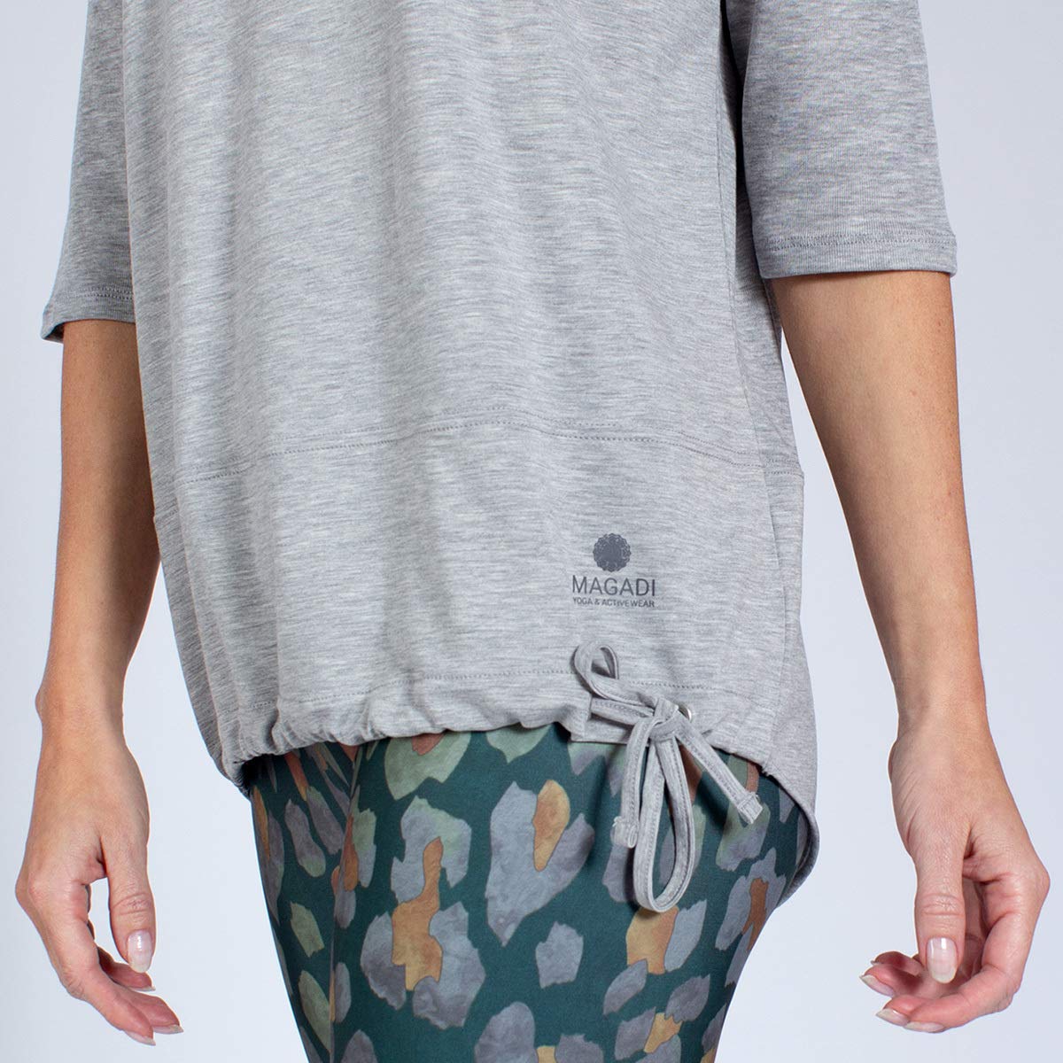 Magadi - Maglietta da Yoga Sara Grey da Donna, in Cotone Biologico, per Yoga, Pilates, Gym, equa e sostenibile, Grigio, XS