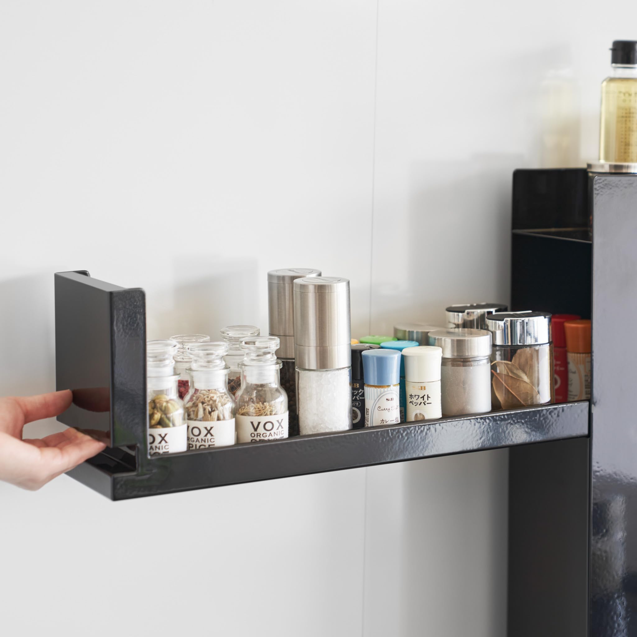 YAMAZAKI TOWER Étagère coulissante 2 niveaux pour épices et assaisonnements, en acier - organiseur, support, condiments, épices, cuisine - 50-93 x 12,5 x 52,5 cm, design japonais, noir