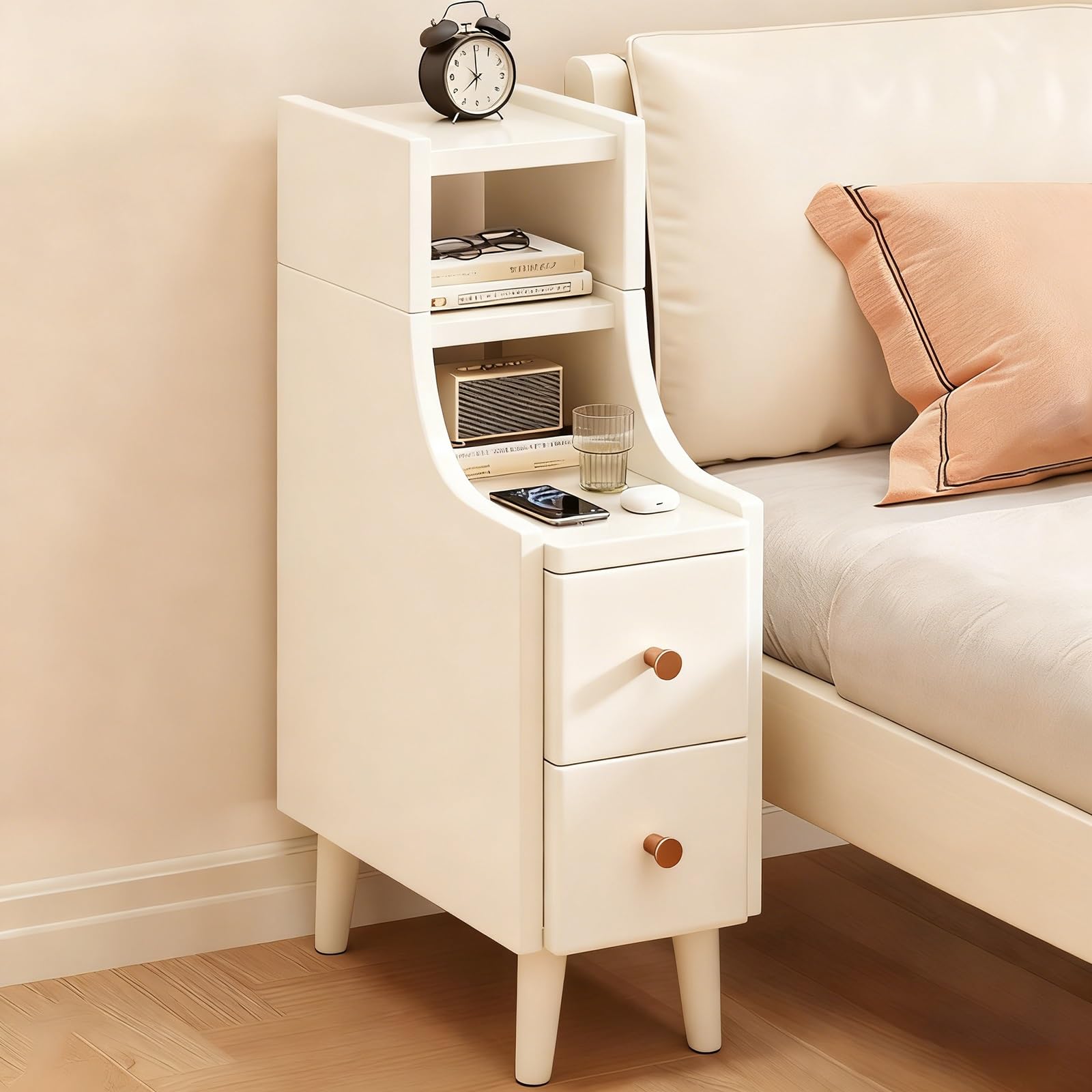 Table d'appoint fine blanche pour meubler les petits espaces de la chambre