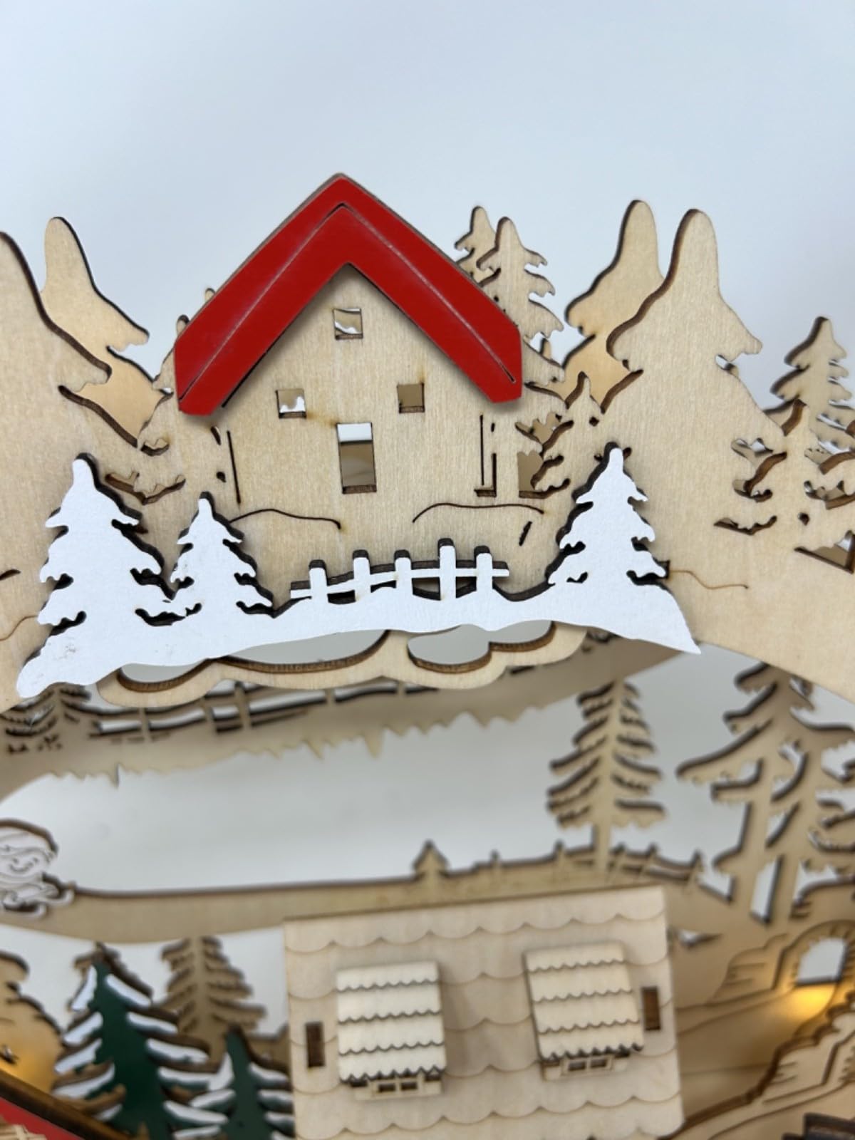 Village de Noël alpin en bois - Décoration de table à LED - 41 cm - Fonctionne sur une minuterie - Fonctionne avec piles