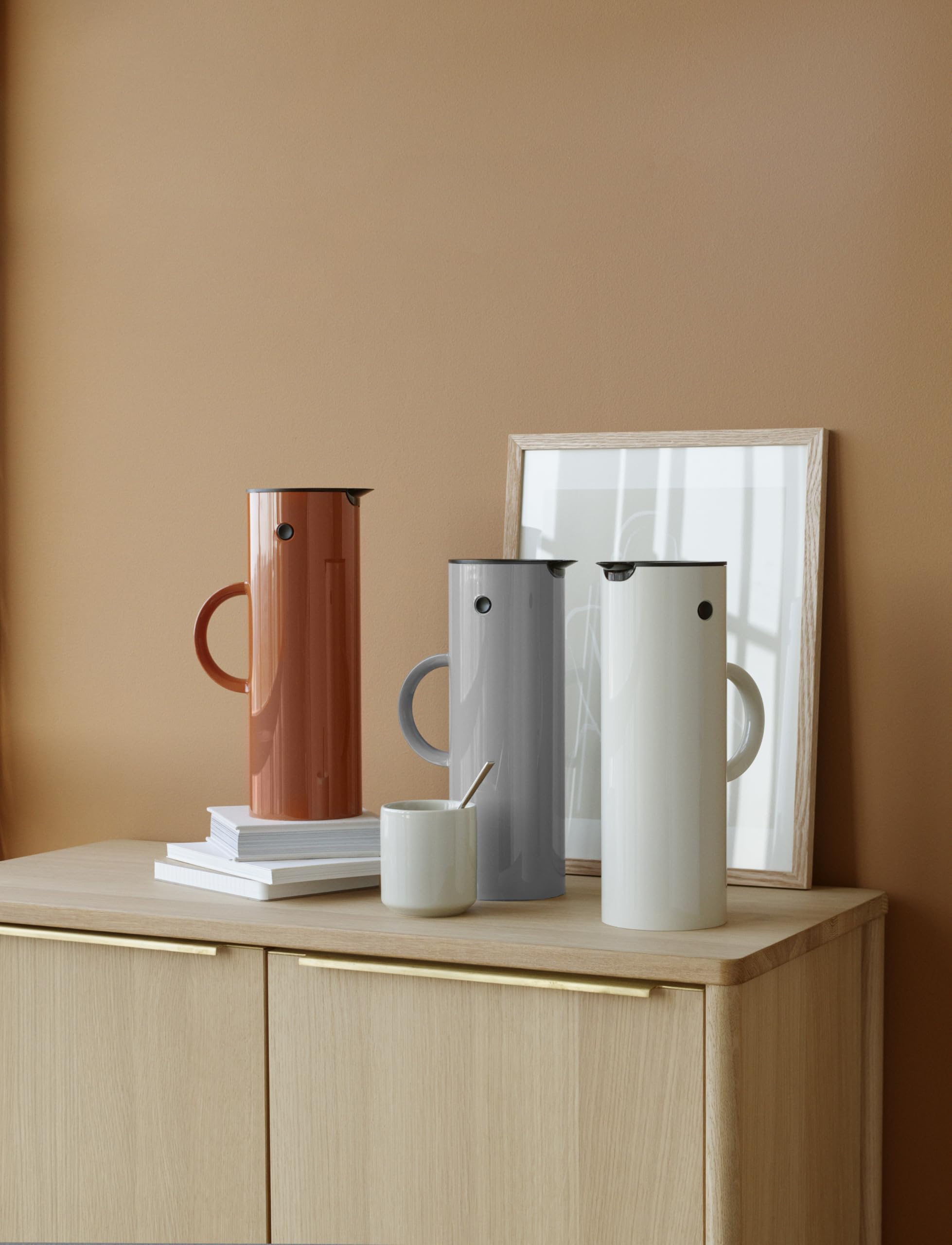 Stelton Thermos EM77 – Caraffa termica a doppia parete per bevande calde/fredde, teiera per tè e caffè con inserto in vetro, chiusura magnetica, tappo a vite, design vintage, 1 litro, sabbia