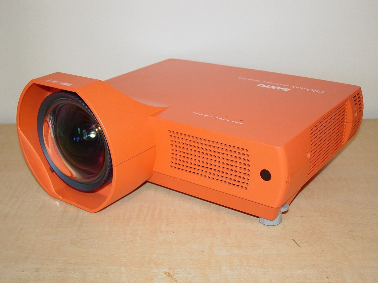 Amazon.co.jp: Sanyo plc-xe40 3lcdマルチメディアプロジェクター 